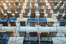 В рабочий полдень.