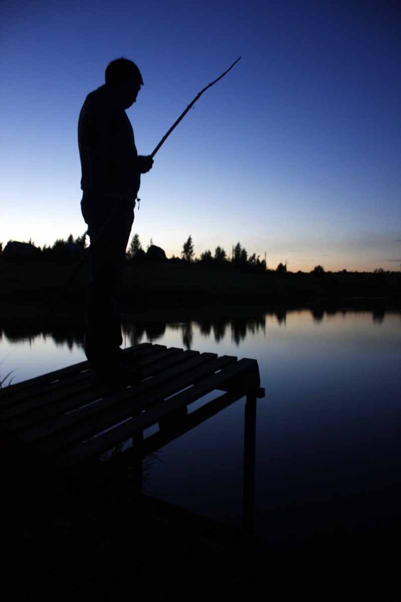 Клев вечером. Ночная рыбалка. Рыбалка летом. Рыбак ночью. Рыбалка вечером.
