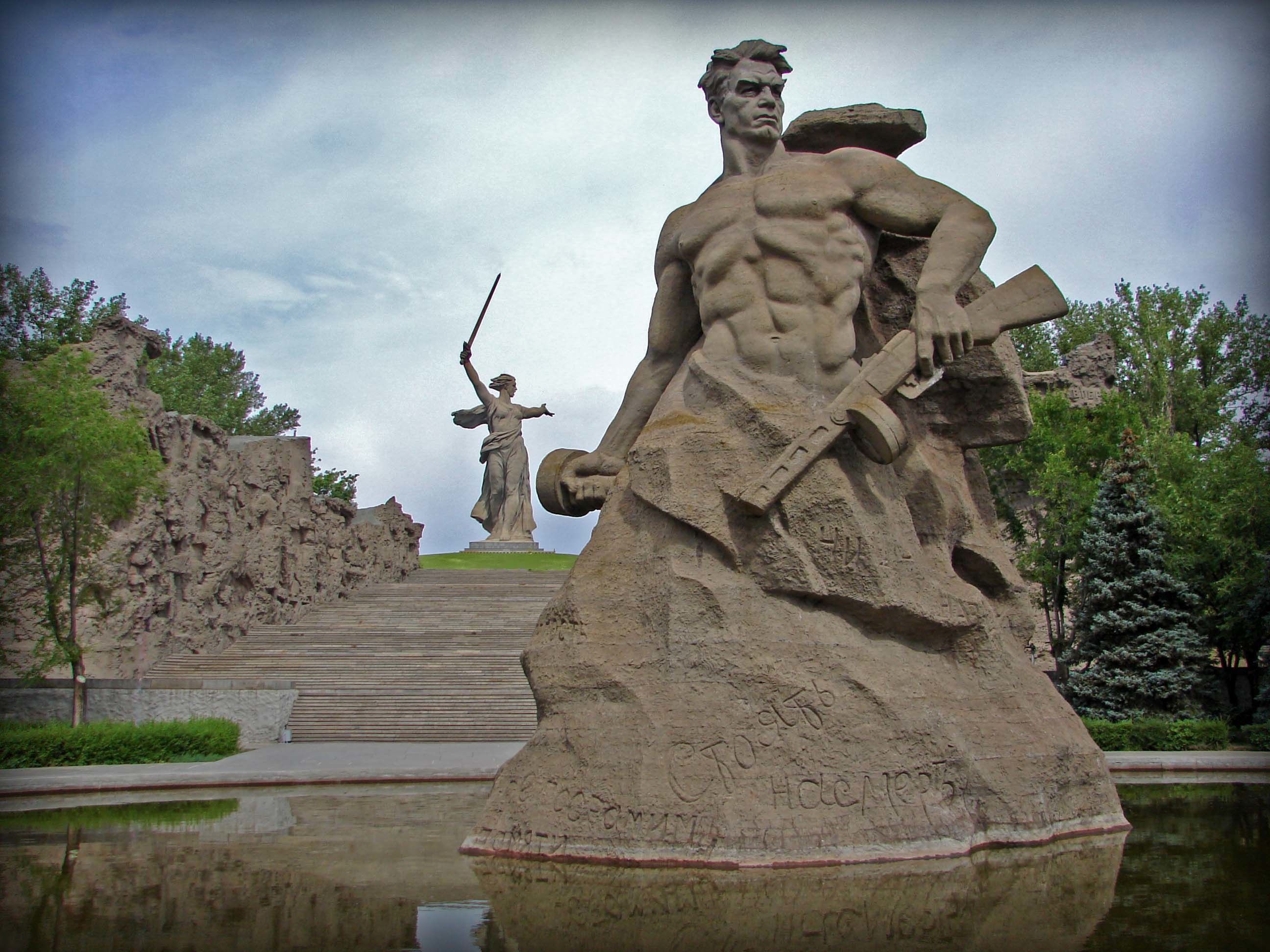 Мамаев курган произведение. Памятник Мамаев Курган в Волгограде. Скульптура стоять насмерть на Мамаевом Кургане. Мамаев Курган памятник стоять насмерть. Вучетич скульптор Мамаев Курган.