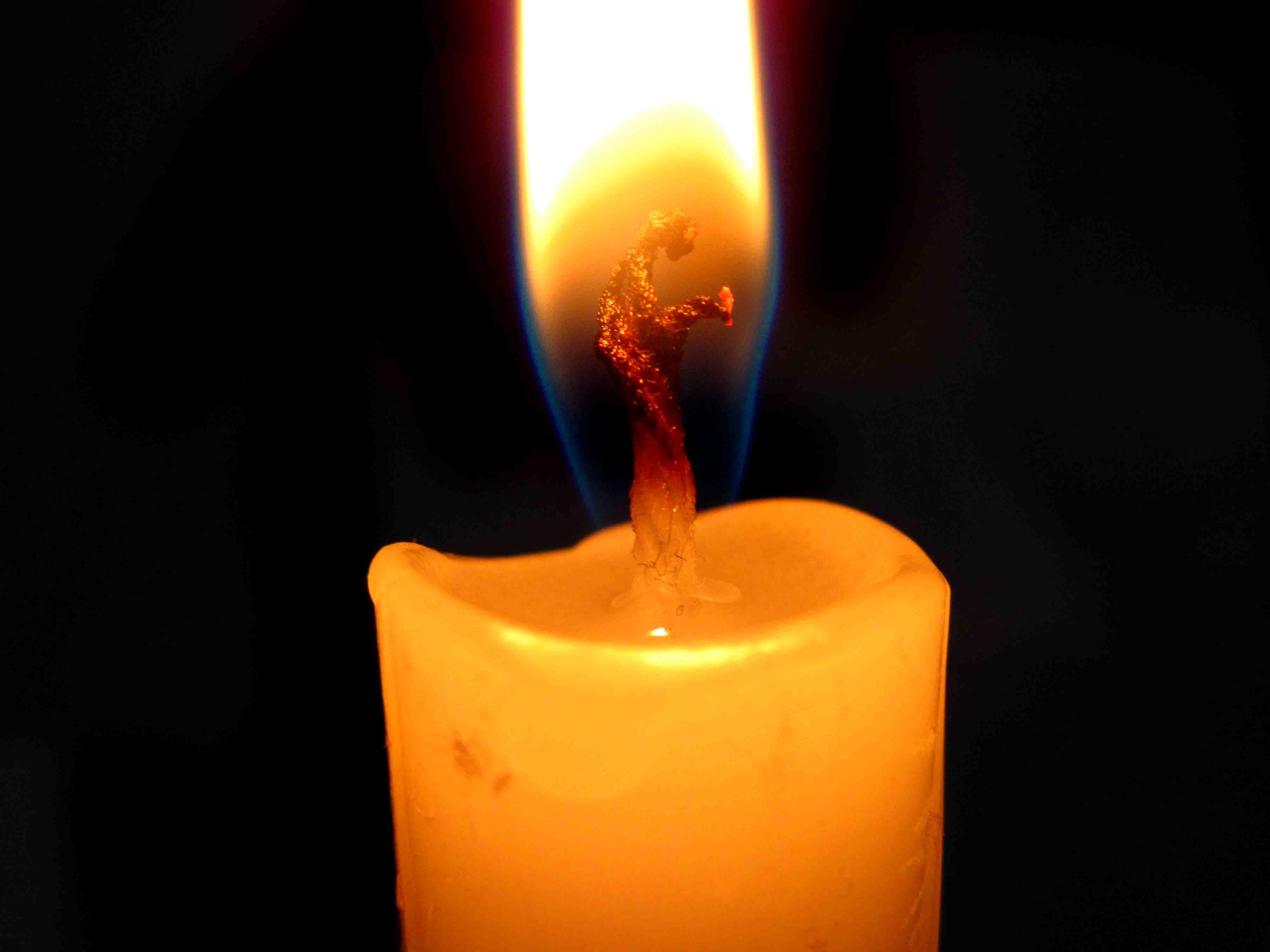 Горящая свеча 22.03 2024. В пламени свечи. Огонь церковной свечи. Зажженная свеча. Яркие свечи.