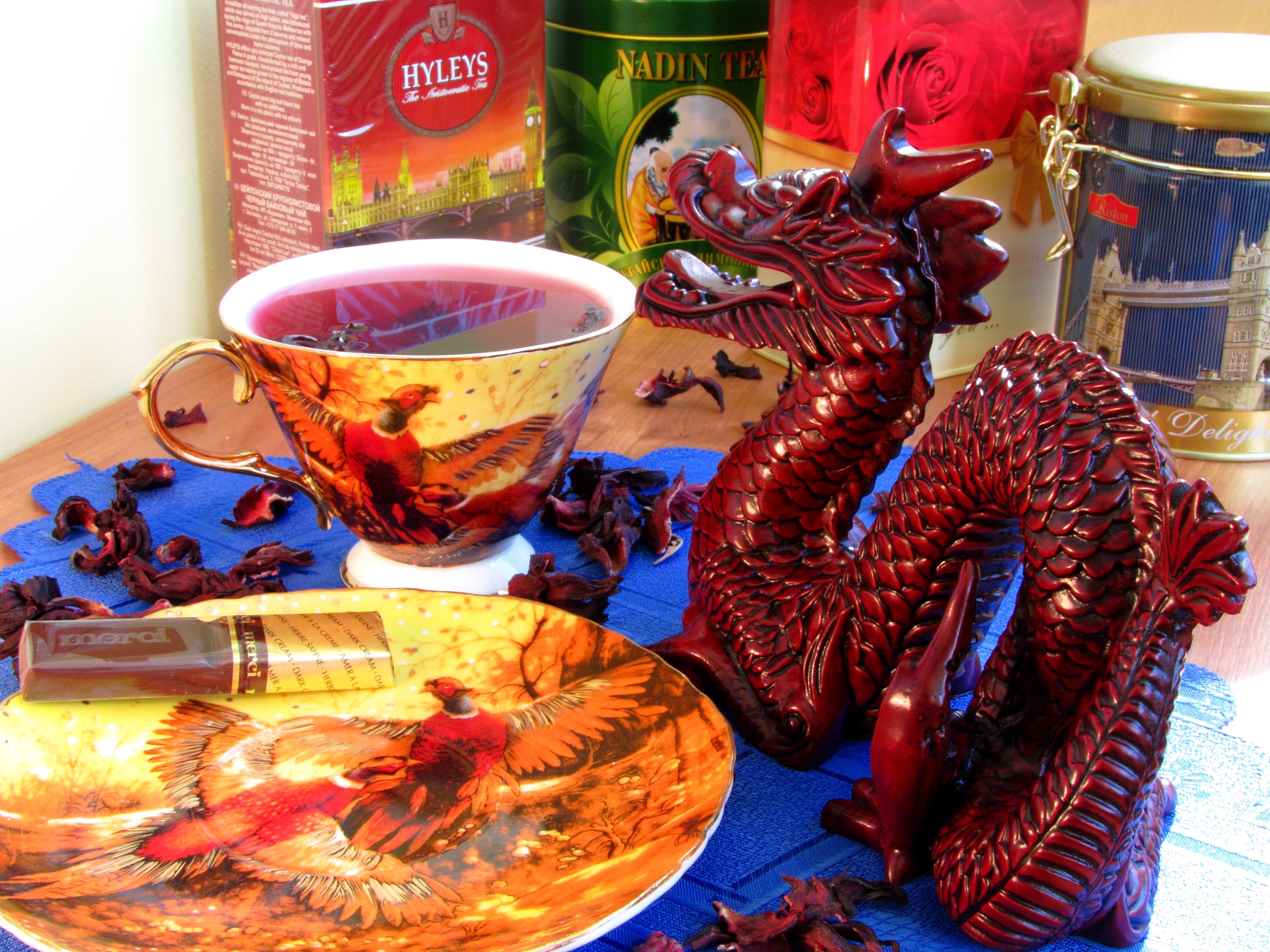 Дракон обед. Чайный дракон на Новослободской. Чаепитие с драконом. Дракон для чайной церемонии. Дракон утро.