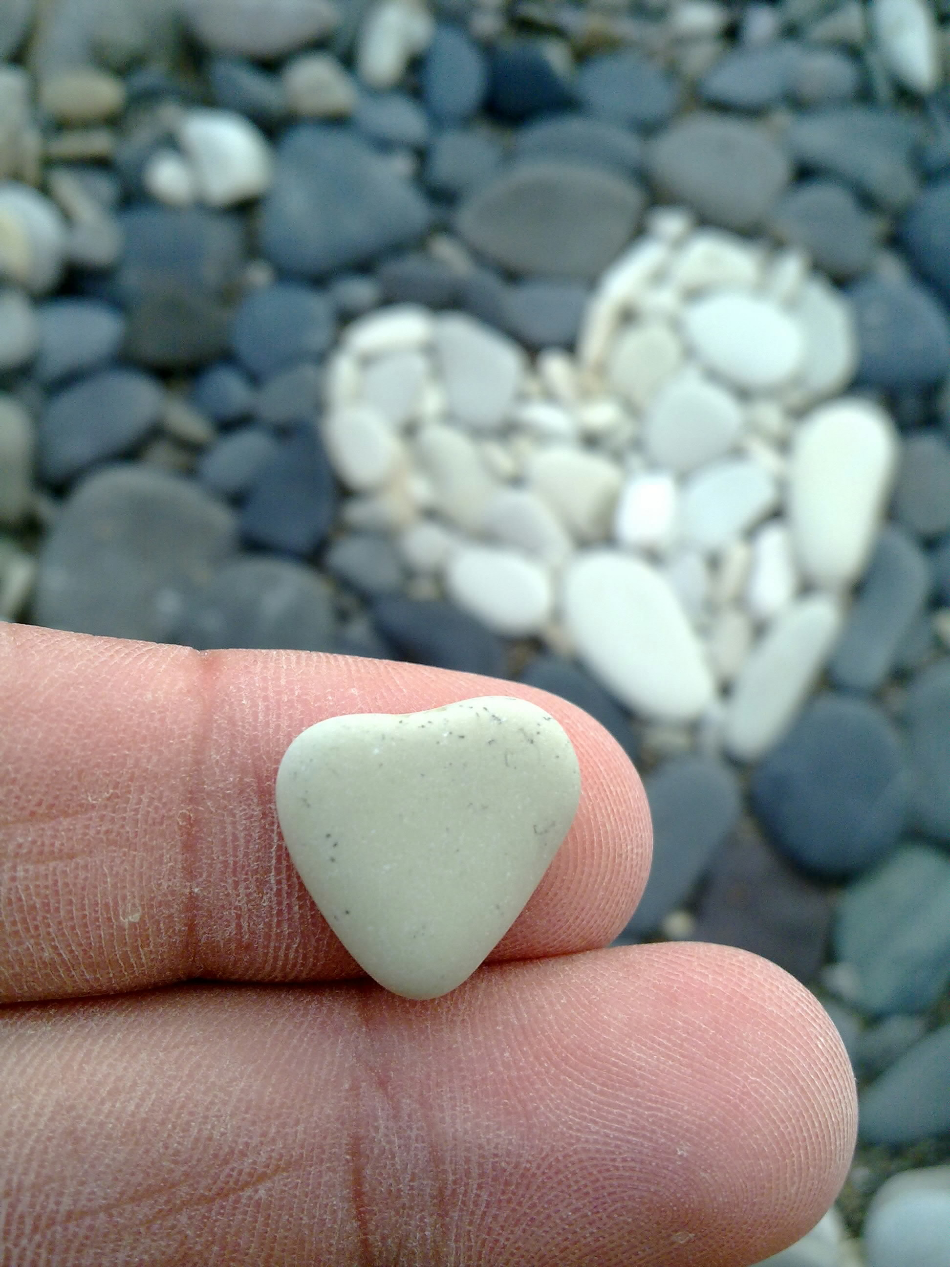 Стало сердце камнем. Камушки сердечки. Камешек сердечко. Сердечко из камней. Сердечко из камушков.