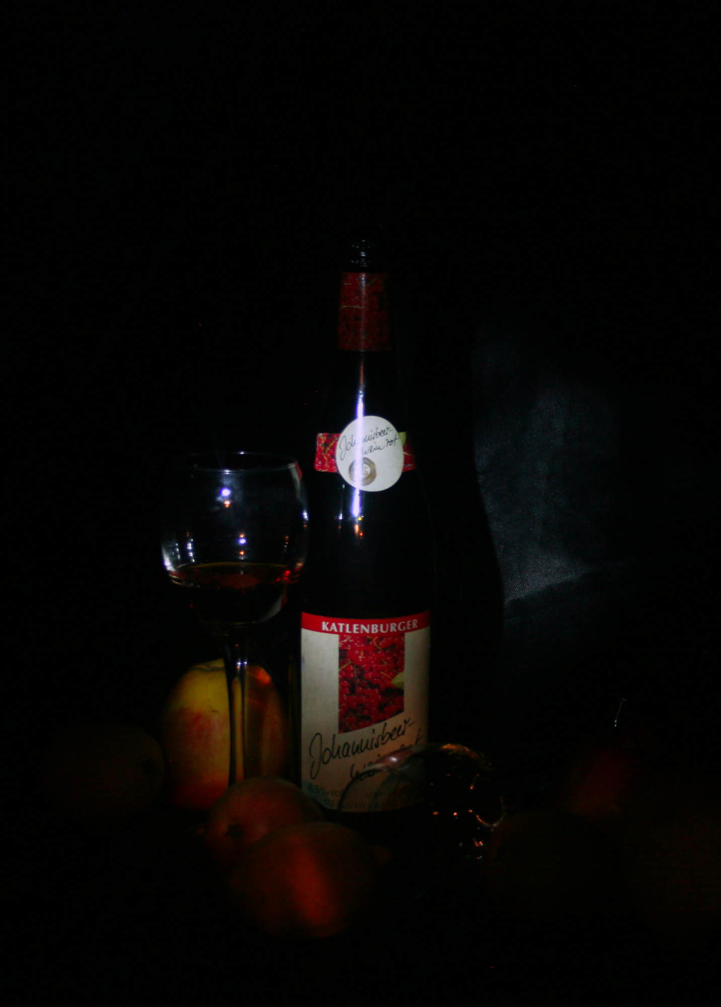 Бутылочка на ночь. Вино в темноте. Вечер с бутылкой вина. Ночь вино. Бокал с вином в темноте.