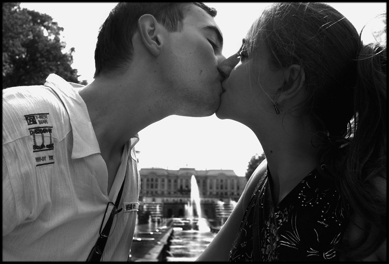 Целоваться с бывшей женой. Поцелуй в Питере. Друзья целуются. Костромской поцелуй. Львовский поцелуй.