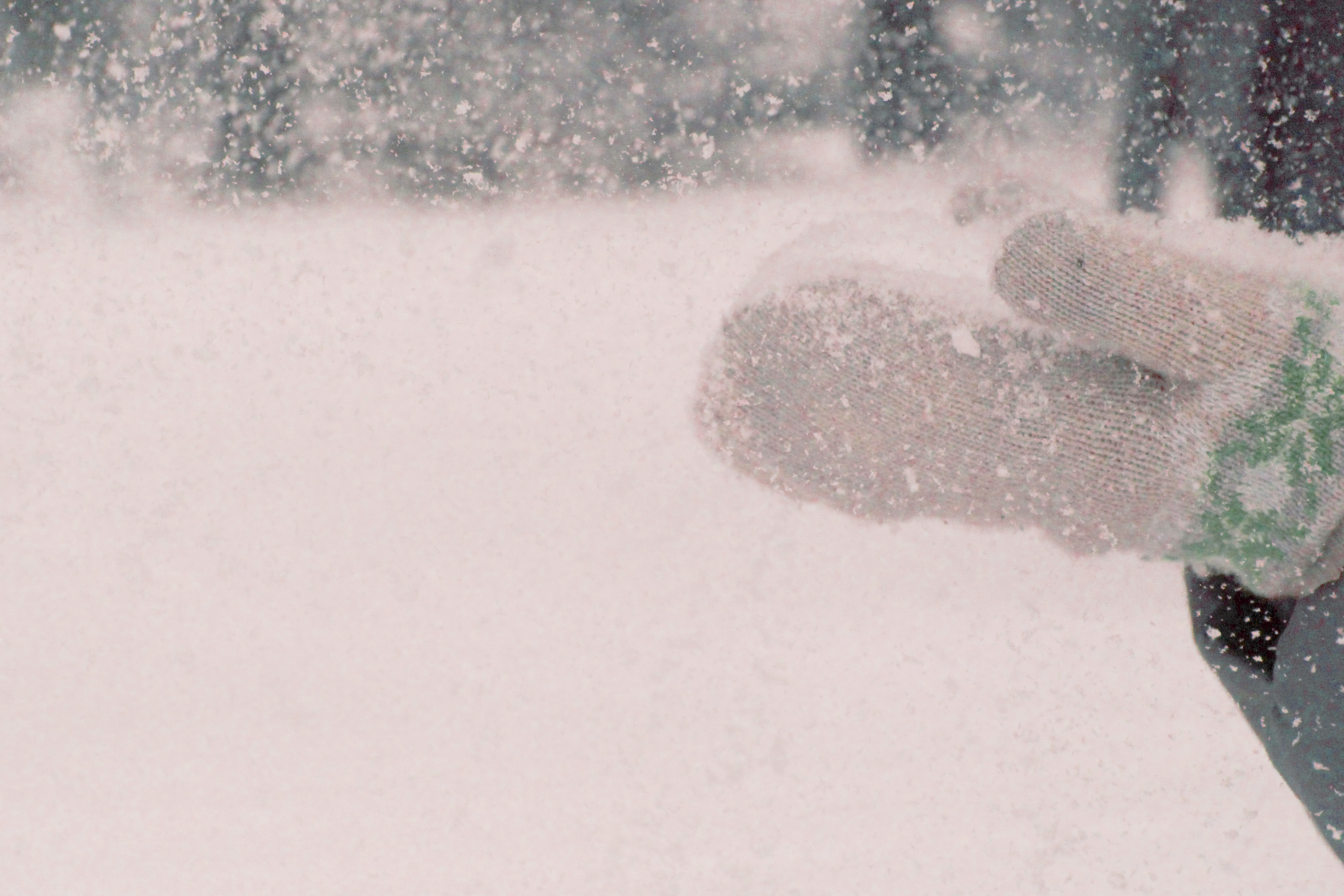 Снег падал пушистыми хлопьями приятно касался лица. Снежок в руке. Снег в руках. Рука из снега. Снег на ладони.