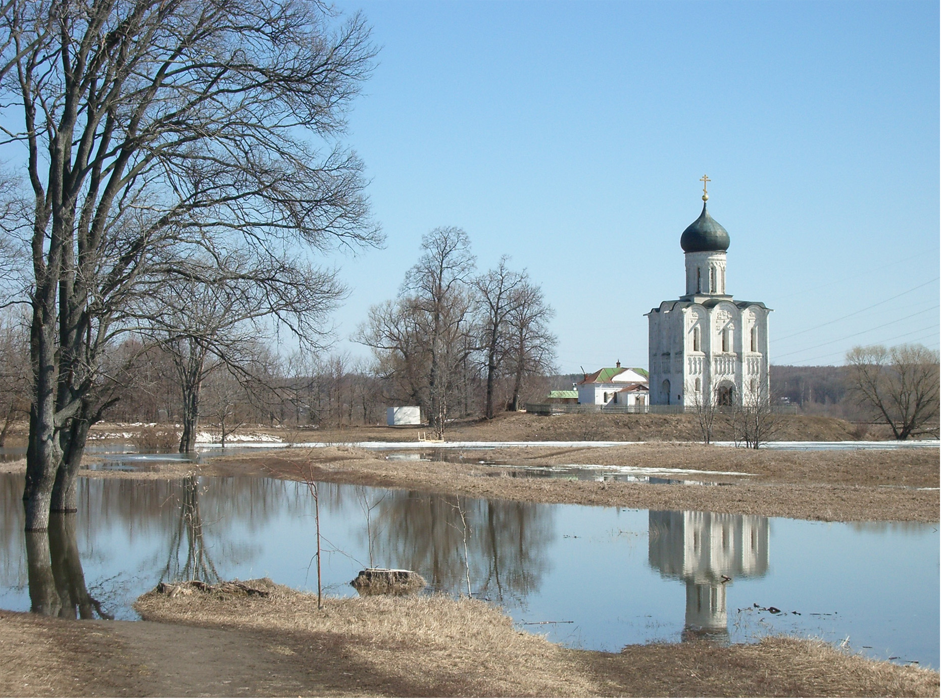 Храм Покрова на Нерли весной