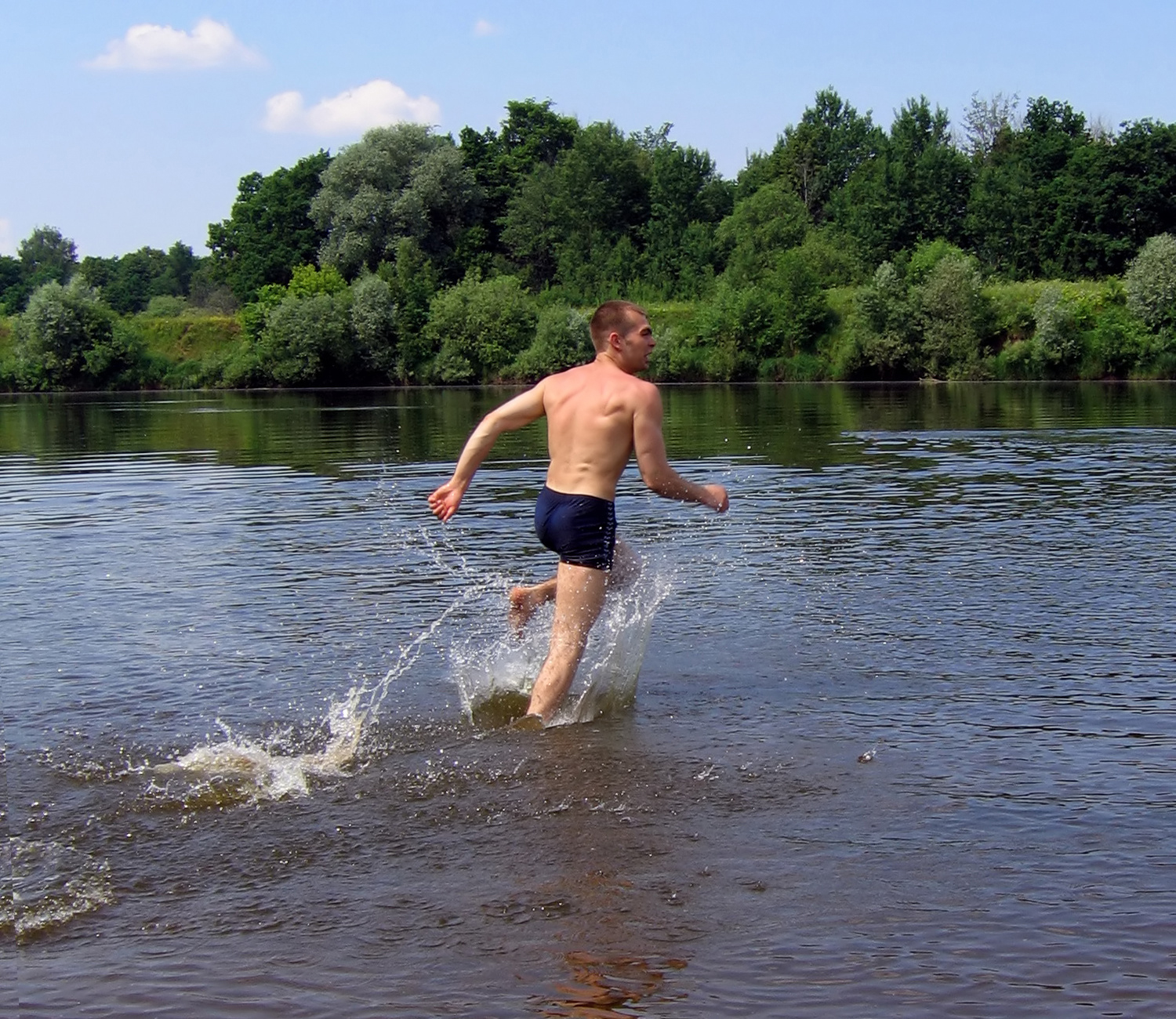Бегу по воде песня. Бежит по воде. Человек бежит по воде. Мужик бежит по воде. Бег по воде.