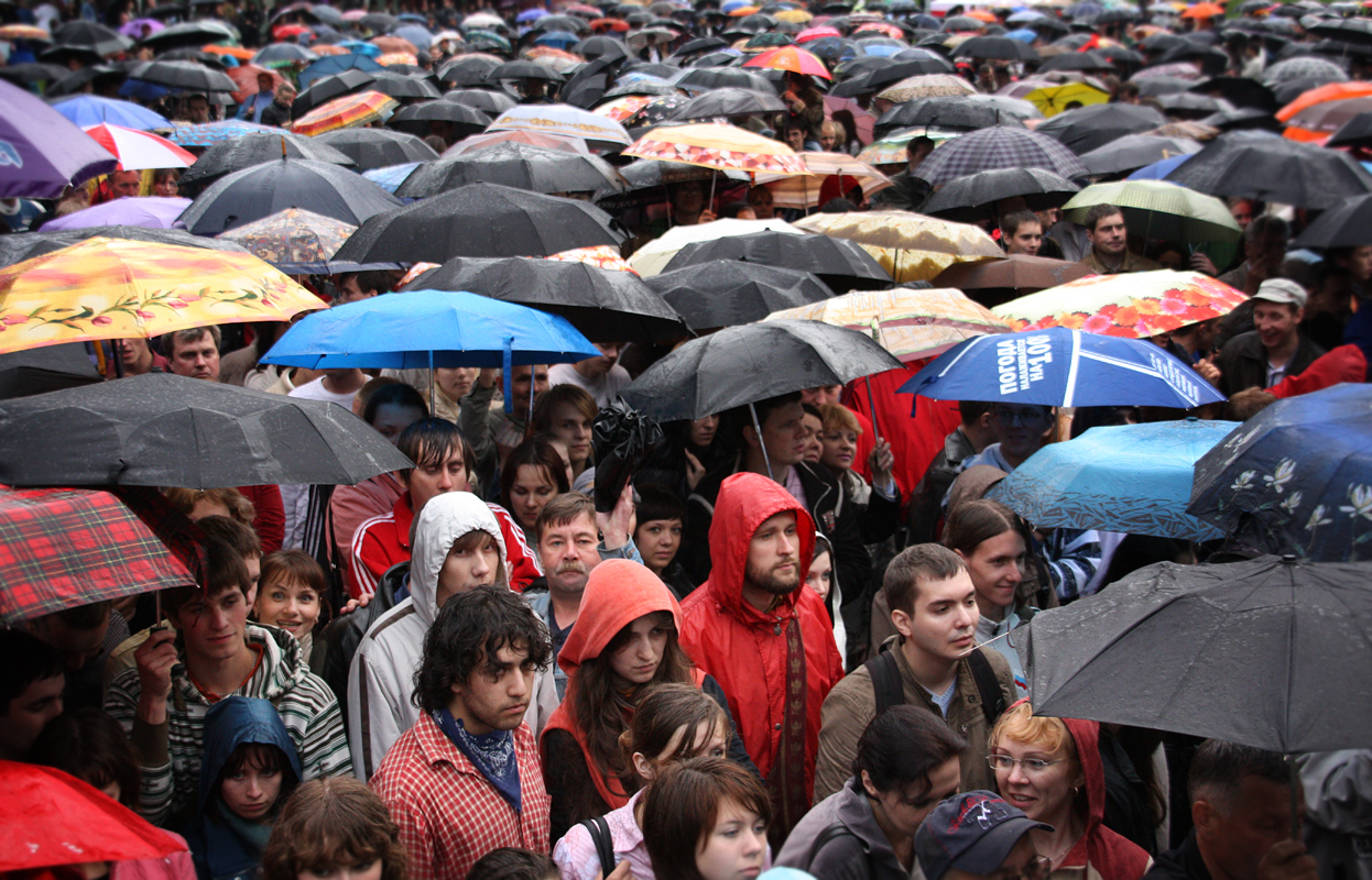 Люди пода. Толпа с зонтиками. Много людей с зонтиками. Толпа под зонтами. Толпа людей с зонтами.
