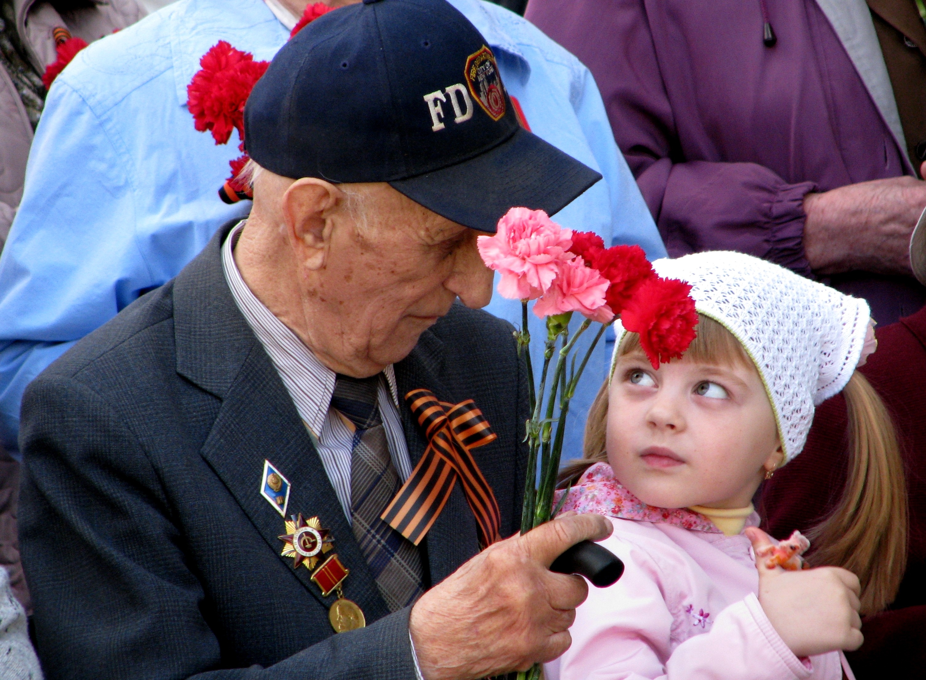 9 мая бабушки. Ветераны и дети. Дети и ветераны войны. День Победы для детей. День Победы ветераны.