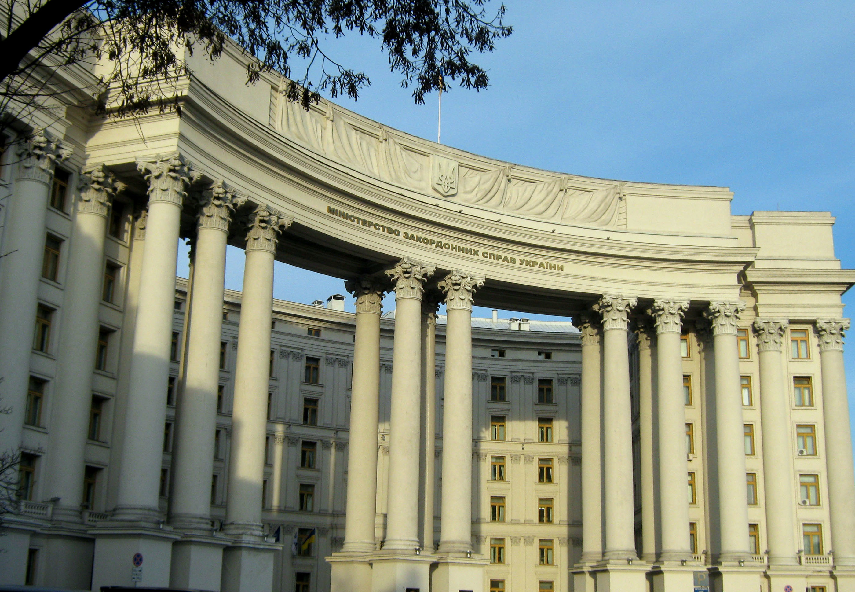 здания с колоннами в москве