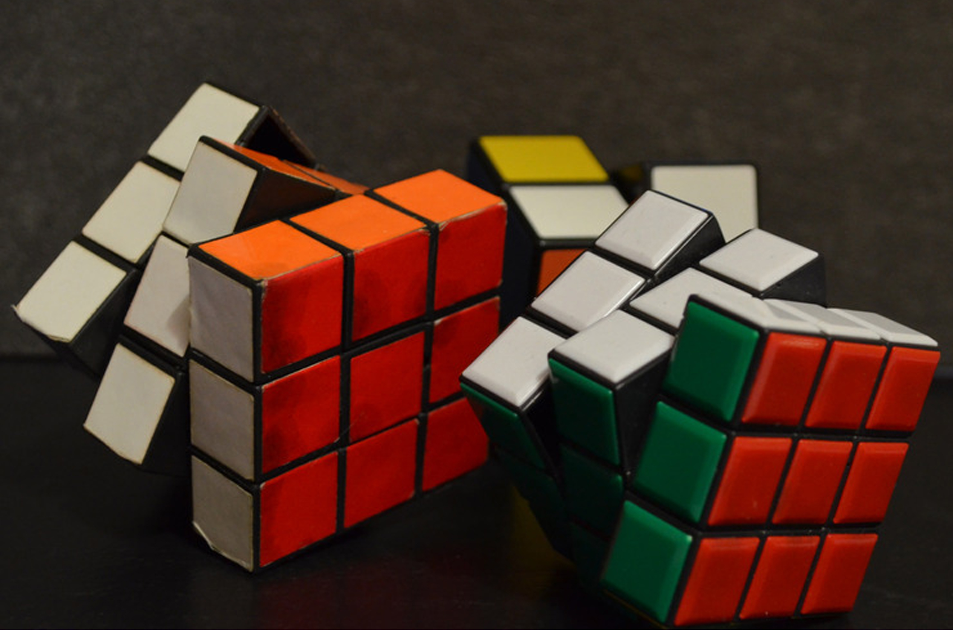 Алиса включи кубики. Кубик Рубика 3х3. Кубик рубик 3х3 териш. Кубик рубик 3x3 1974. Кубик рубик 3x3 yig'ish formulasi.