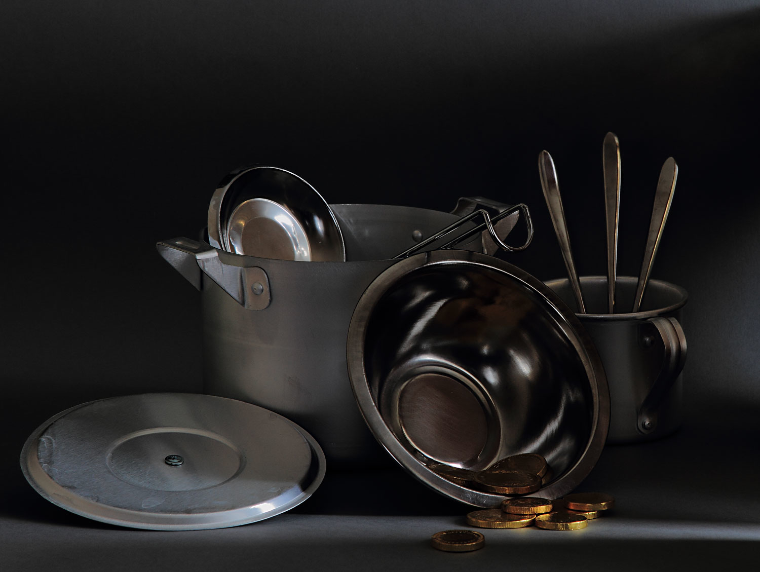 Посуда из каких металлов. Предметы из металла. Железная посуда. Натюрморт с металлической посудой. Старая металлическая посуда.