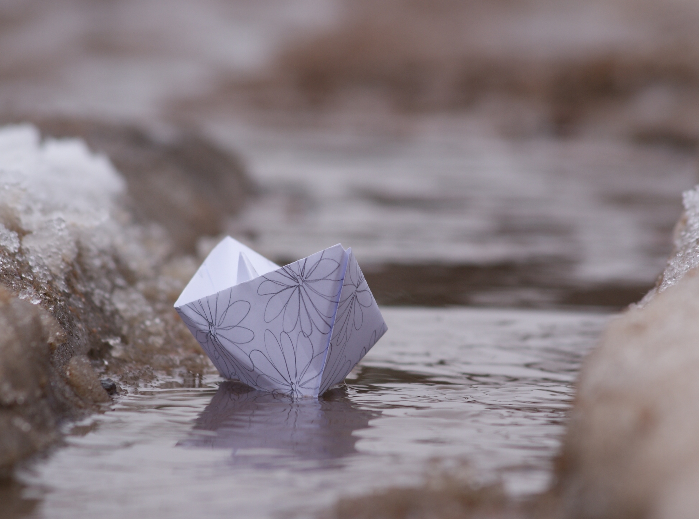 Кораблик из бумаги я по ручью. Бумажный кораблик. Бумажный кораблик в ручье. Бумажный кораблик весной. Весенний бумажный кораблик.