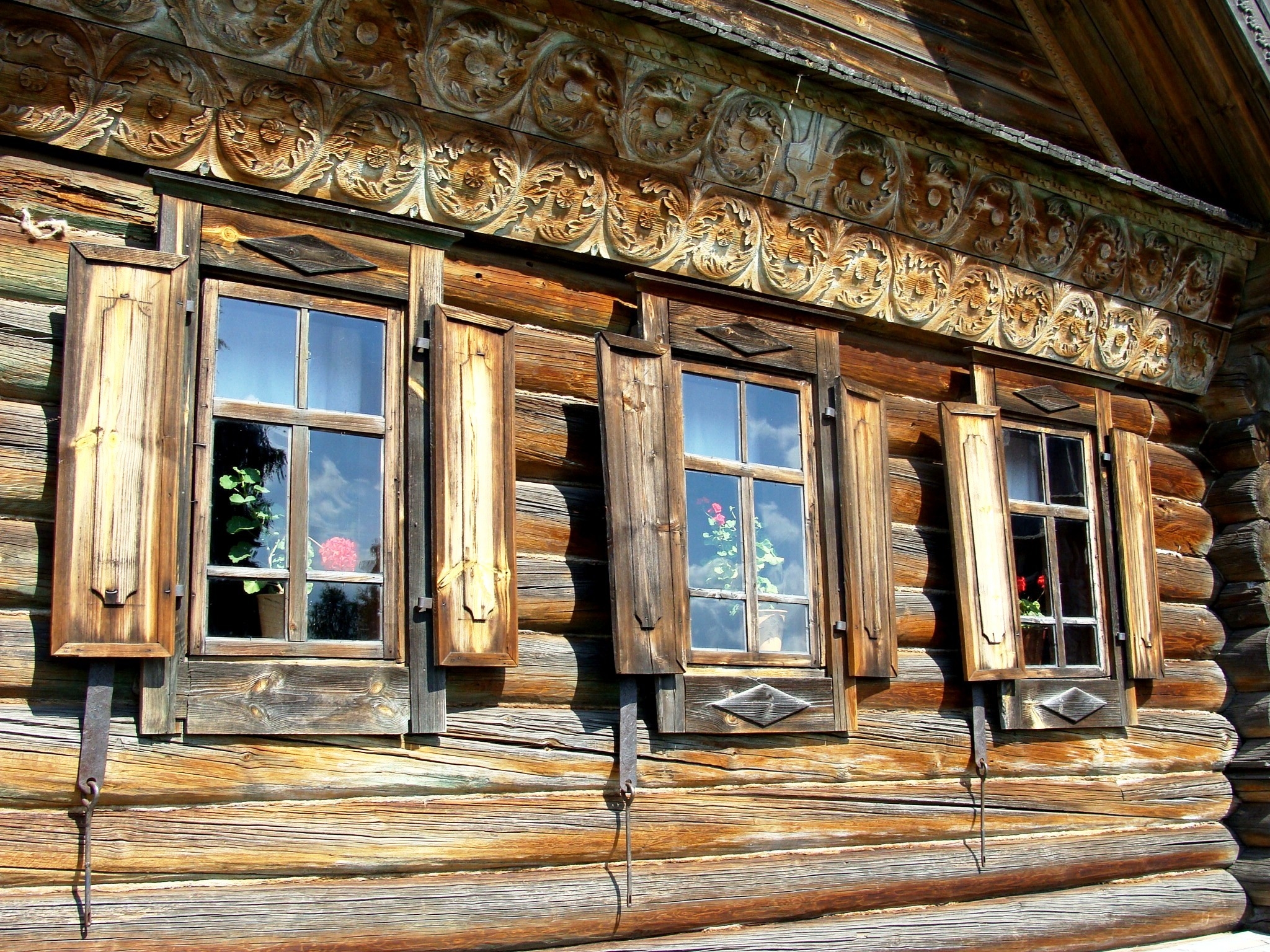 Возле избы. Крестьянская изба 18-19 века. Окно деревянное 19 век. Музей деревянная резьба наличников Иркутск. Окна избы 17 века.
