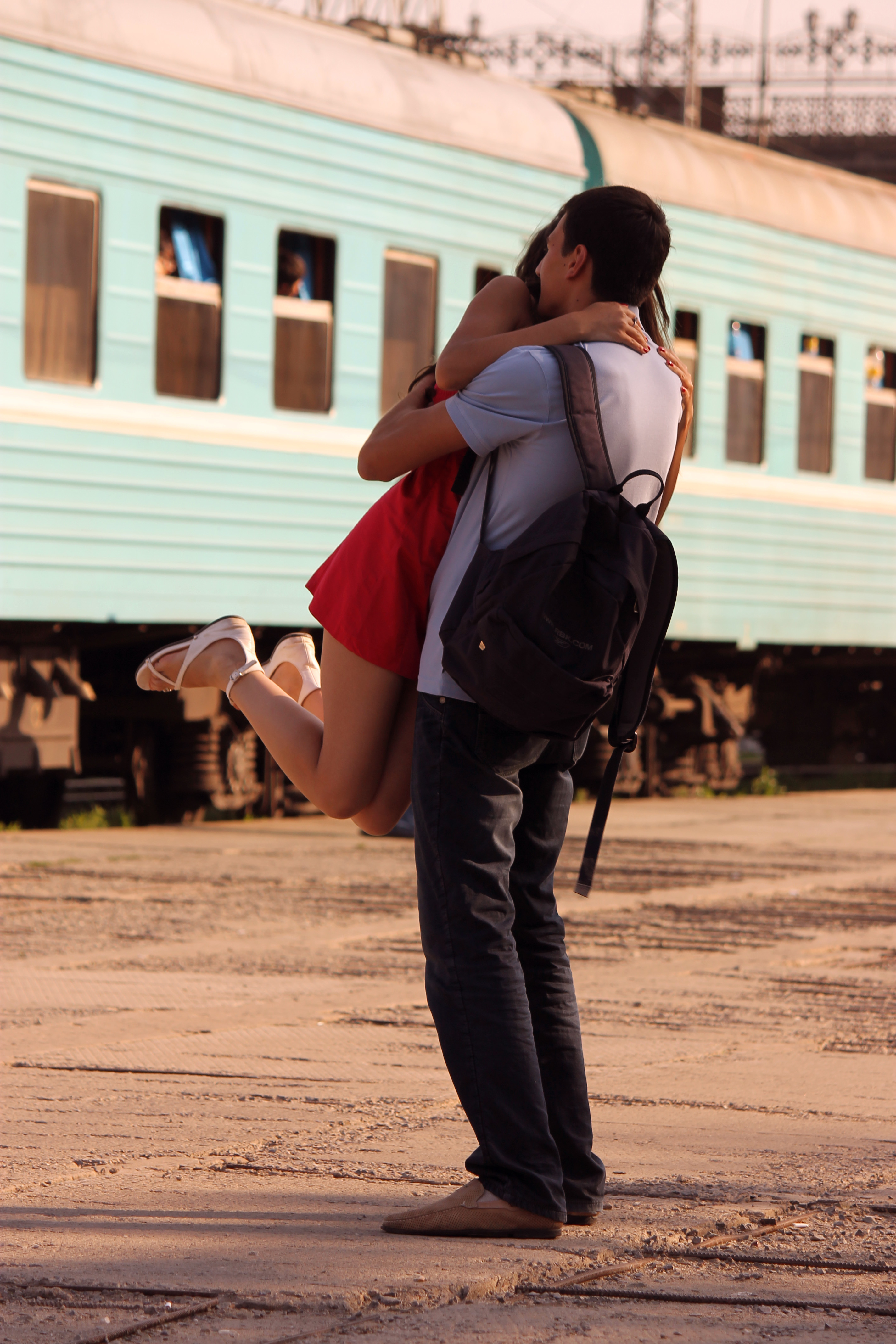 Уехать обнимать. Встреча влюбленных. Парень и девушка на вокзале. Долгожданная встреча влюбленных. Объятия на вокзале.