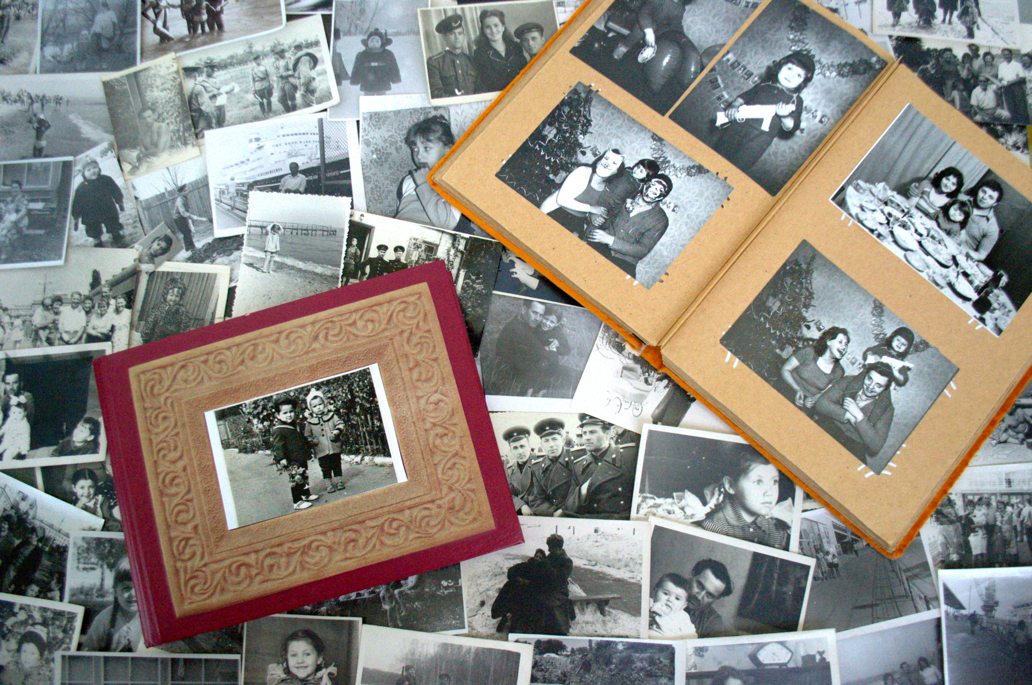 Песни фотографии на память. Старый фотоальбом. Старинные семейные реликвии. Фотовыставка семейный альбом. Старый альбом для фотографий.