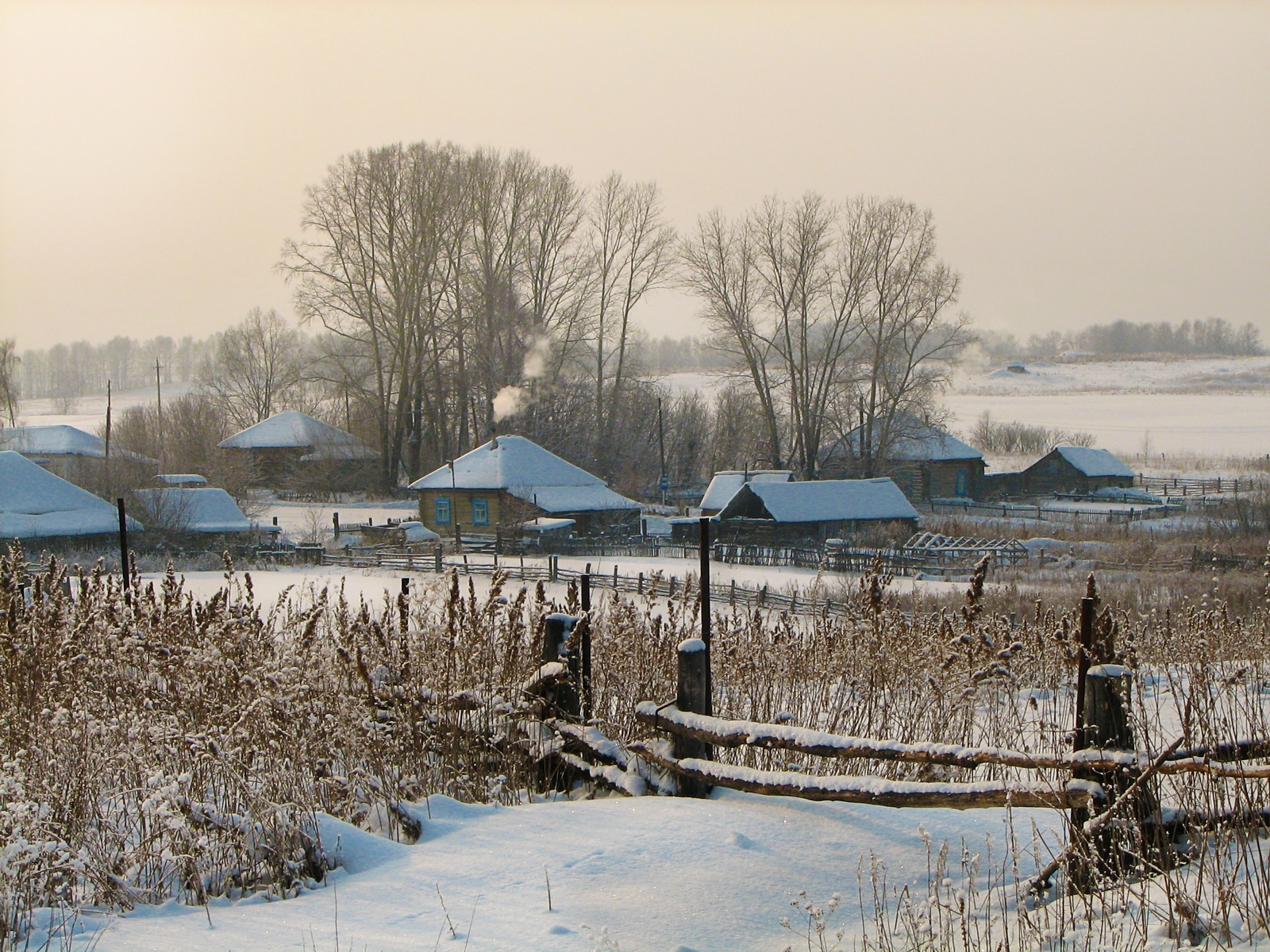 У околицы грязи. Зимняя Околица деревни. Зимний вечер в деревне. Заснеженная деревня у реки. Морозный день в деревне.