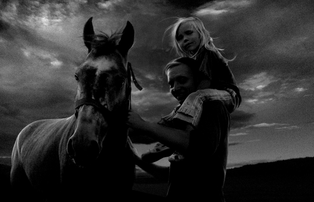 Папа лошадка. Мой папа лошадка. Вот девочка ловит лукошком лошадку —.