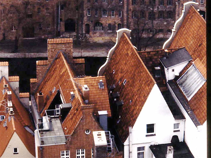 Крыша где живет карлсон. Крыша Карлсона в Стокгольме. Домик Карлсона на крыше в Стокгольме. Крыши Швеции. Домик Карлсона.