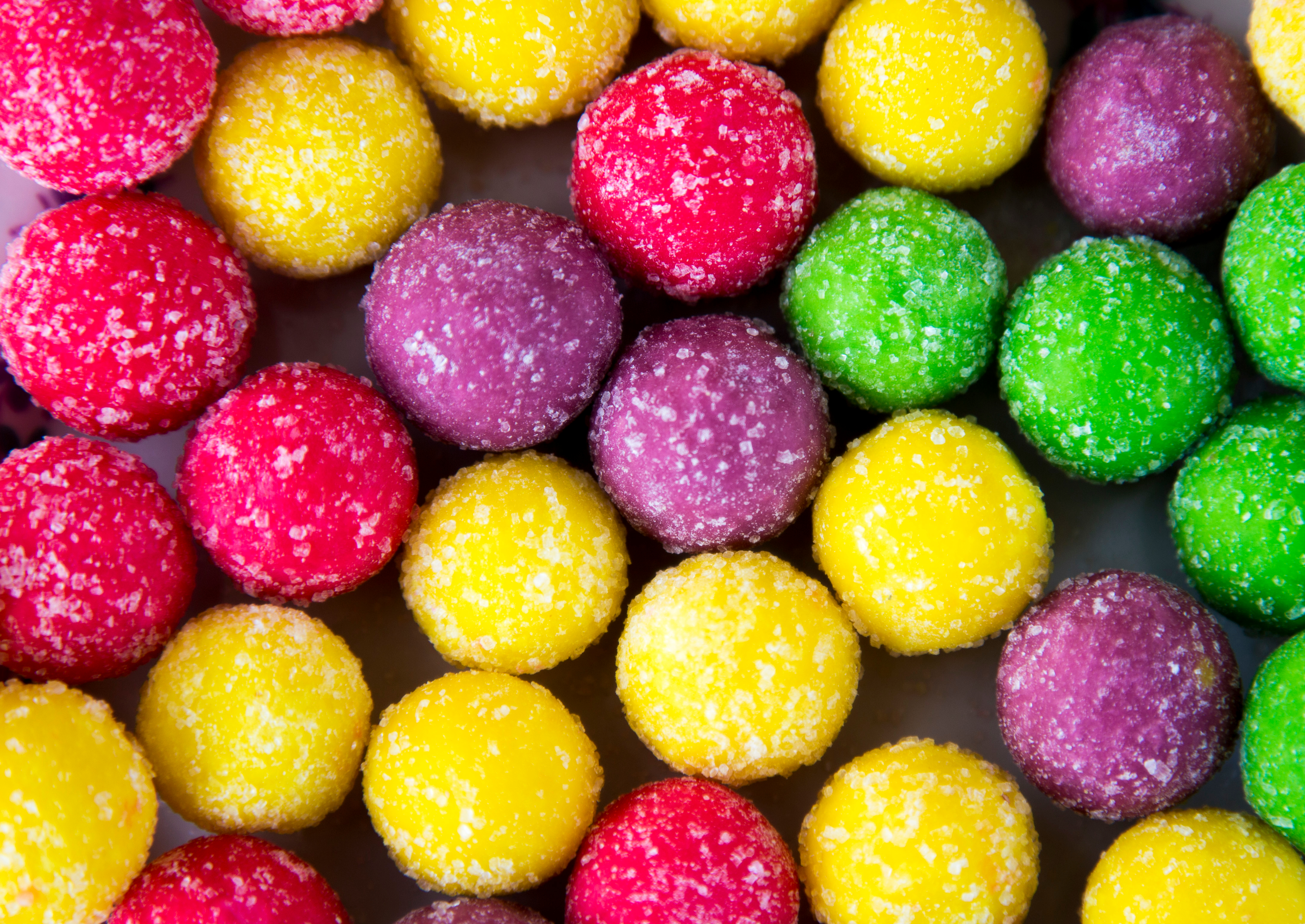 Шариков сладости. Конфеты круглые разноцветные. Разноцветные шарики. Разноцветные сладкие шарики. Сахарные круглые конфеты.