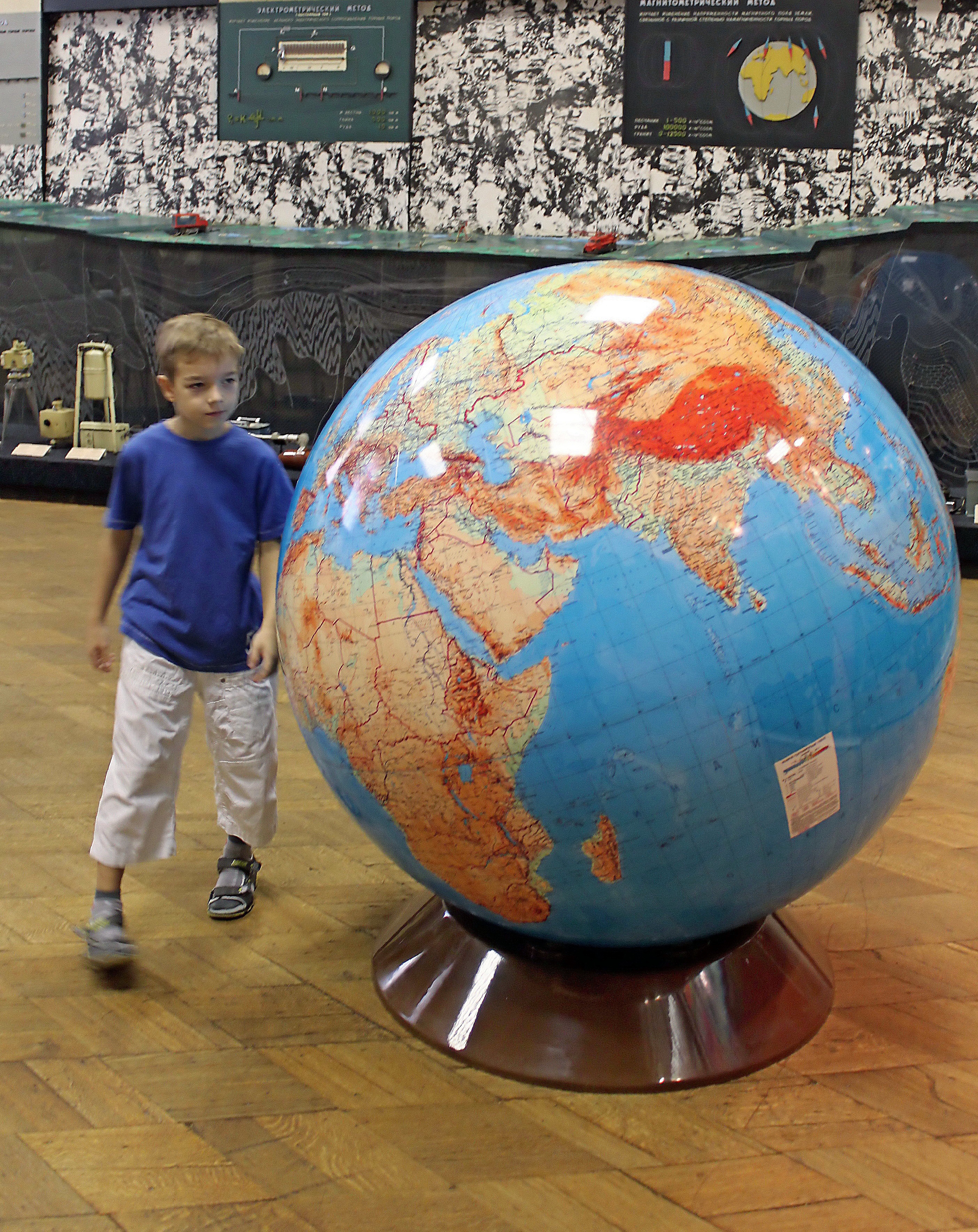 Крупные глобусы. Большой Глобус. Географический Глобус. Гигантский Глобус. Глобус огромный для школы.