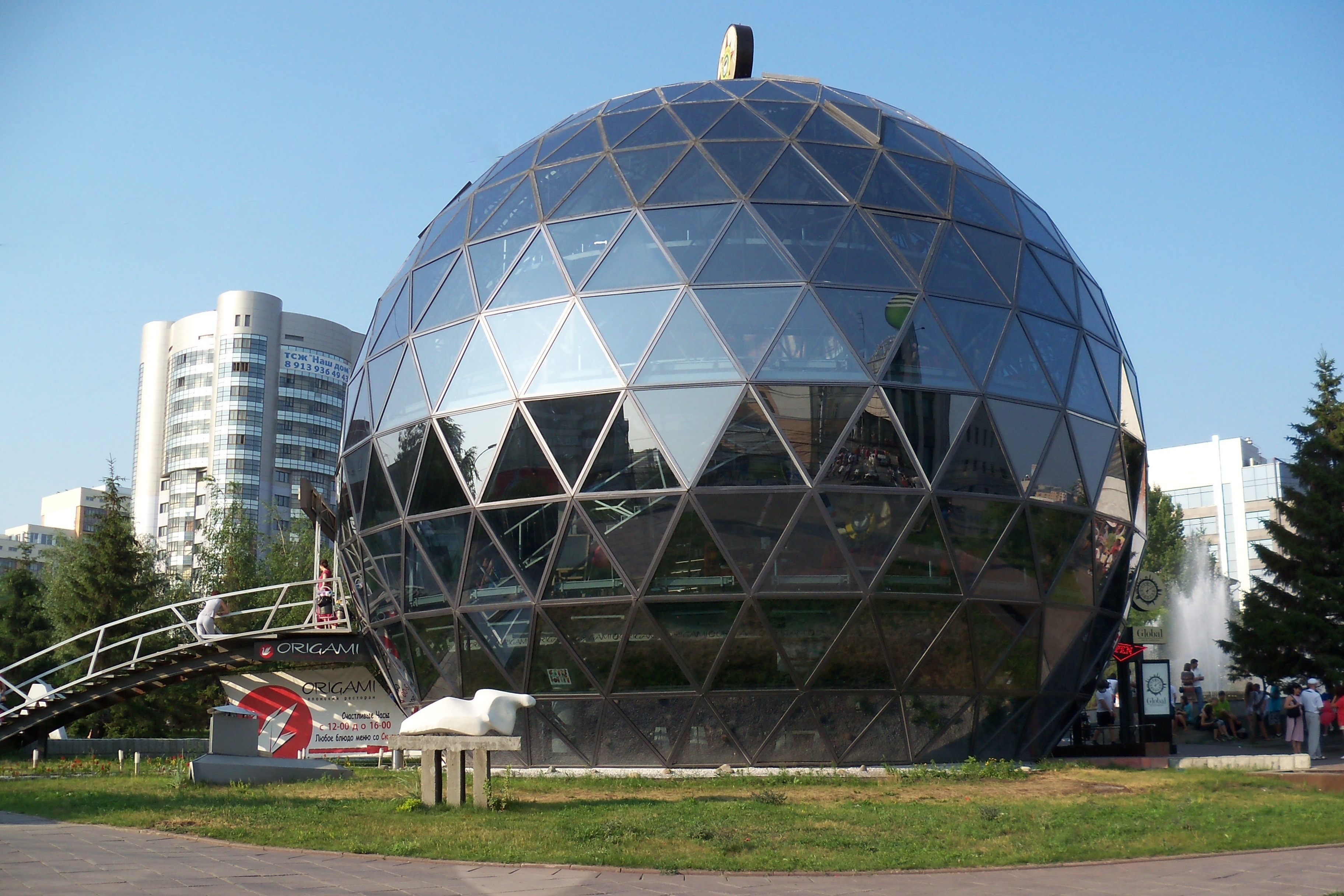 Шар в центре города. Сфера Новосибирск. Шаровидное здание в Астане. Круглое здание в Новосибирске. Здание в форме шара.
