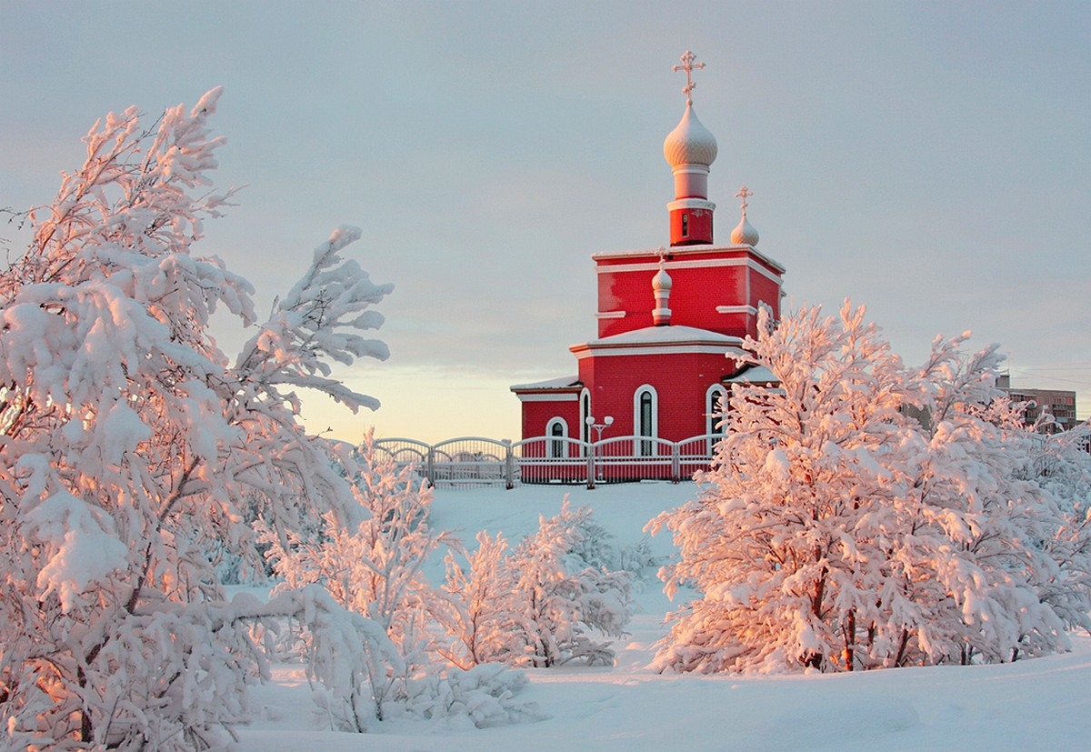 Россия январь 19 год. Храм иконы Божией матери Сургут зимой. Церковь зимой. Храм зима. Красивый храм зимой.