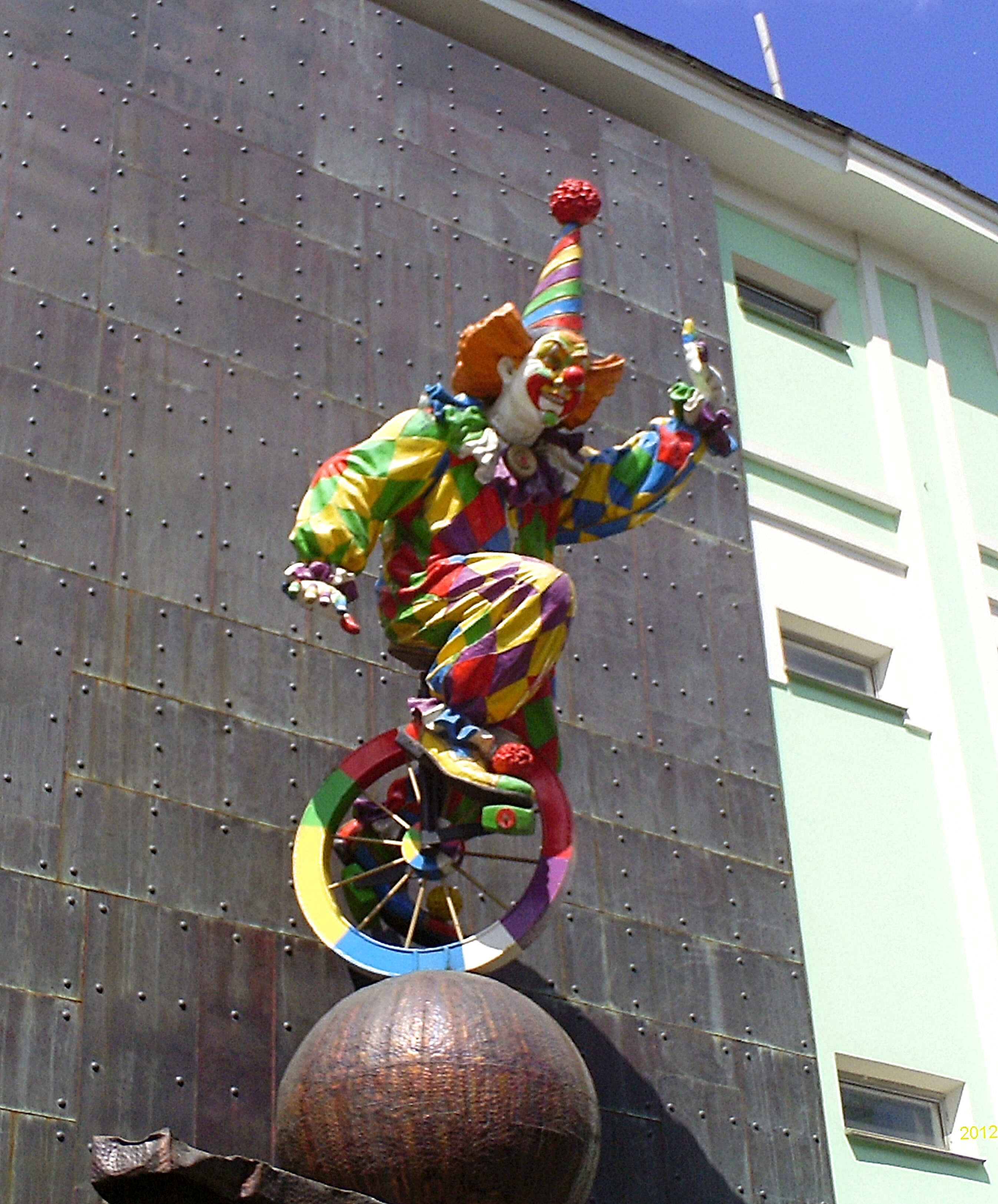 Дармштадт клоуны. Клоуны цирка на Цветном бульваре. Памятник клоунов на Цветном бульваре в Москве. Скульптура цирк. Клоун в цирке.