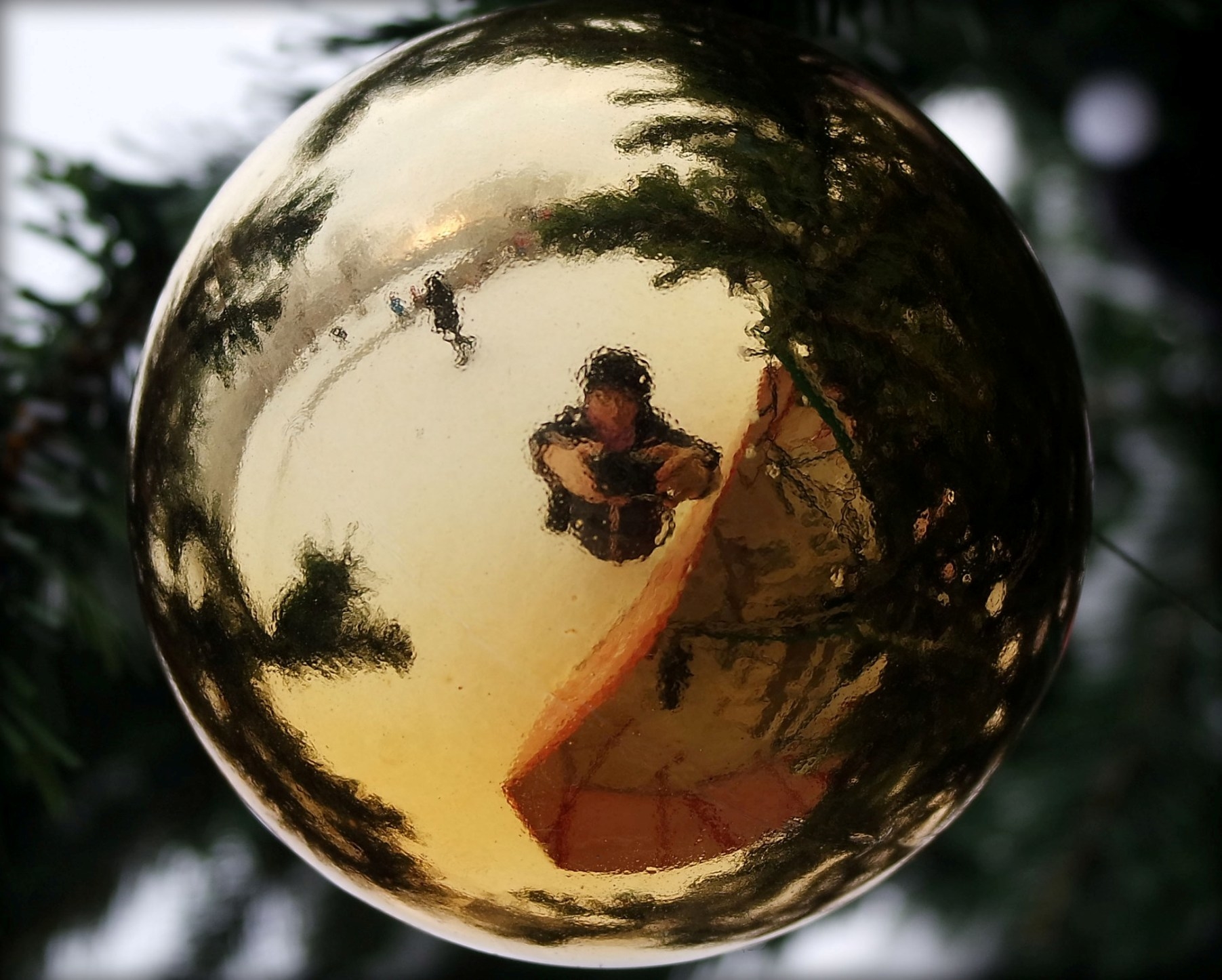 2015 года уходящий. Отражение в елочном шаре. Отражение в новогоднем шарике. Отражение в шарике. Зеркальные елочные шары.