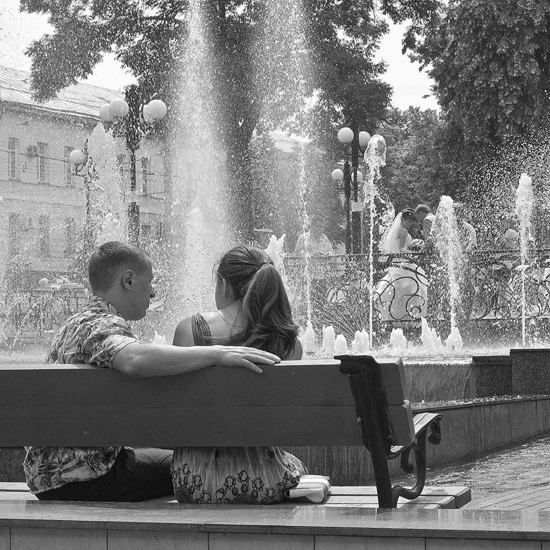 Город влюбленных людей слушать. Люди встречаются картинки. Фотоконкурс человек на лавочке. Люди встречаются влюбляются. Люди встречаются люди влюбляются фото.