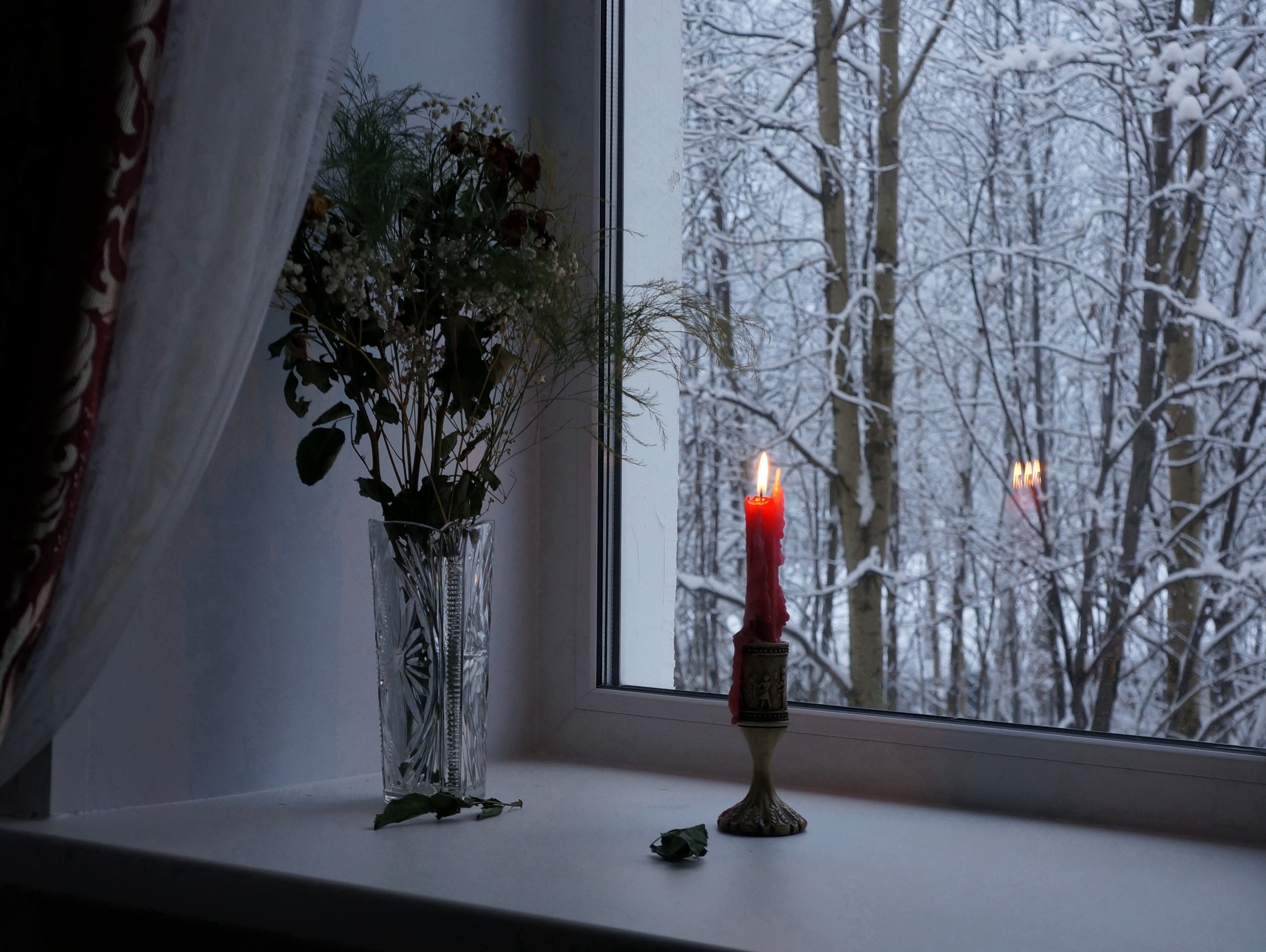 Свеча горела слушать. Свеча на подоконнике. Свеча в окне. Зимнее вечернее окно. Свеча на окне в Рождество.