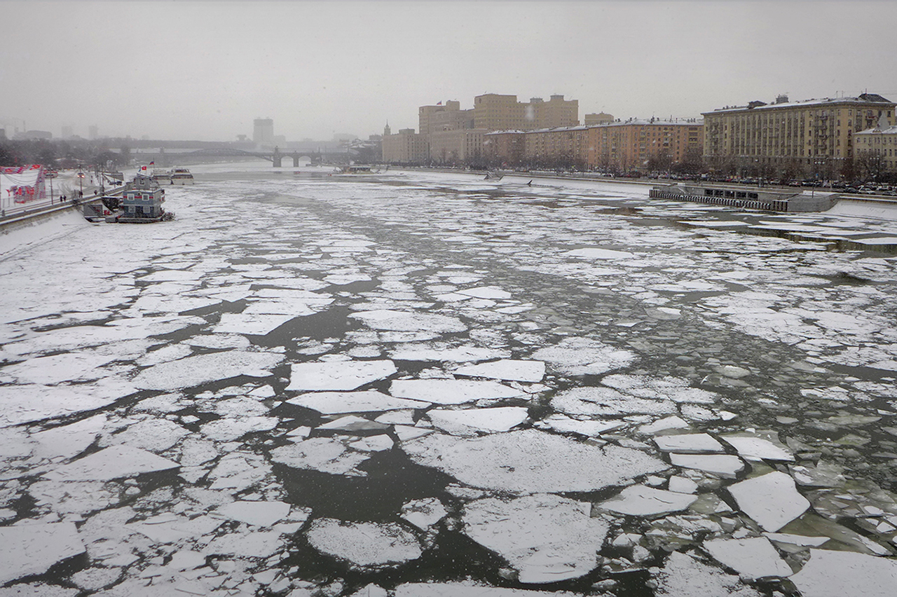 Ледоход в москве. Ледоход на Москве реке. Лед на Москве реке. Лед идет. Ледоход лед идет.