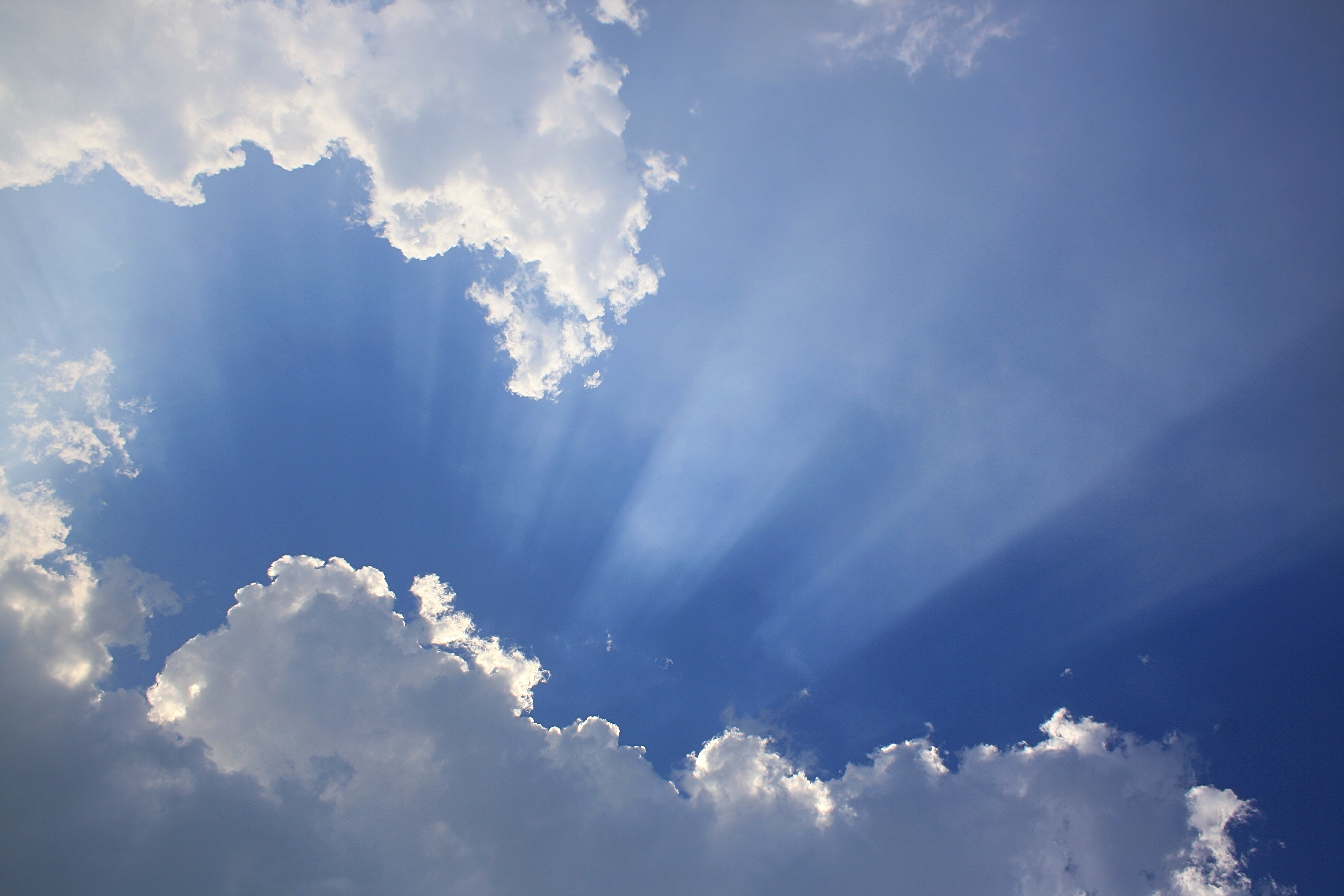 Песни там за облаками слушать. За облаками (2004). Симметричное облако. Просвет в небе. Фотообои небо с редкими облаками.