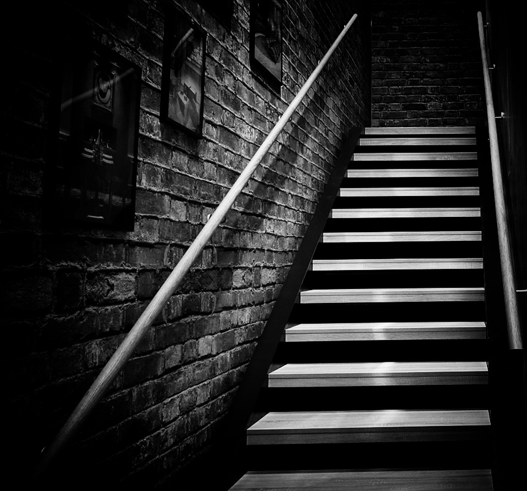 Остановился лестница. Лестница вниз. Черно белая лестница. Лестница вверх. Лестница наверх.