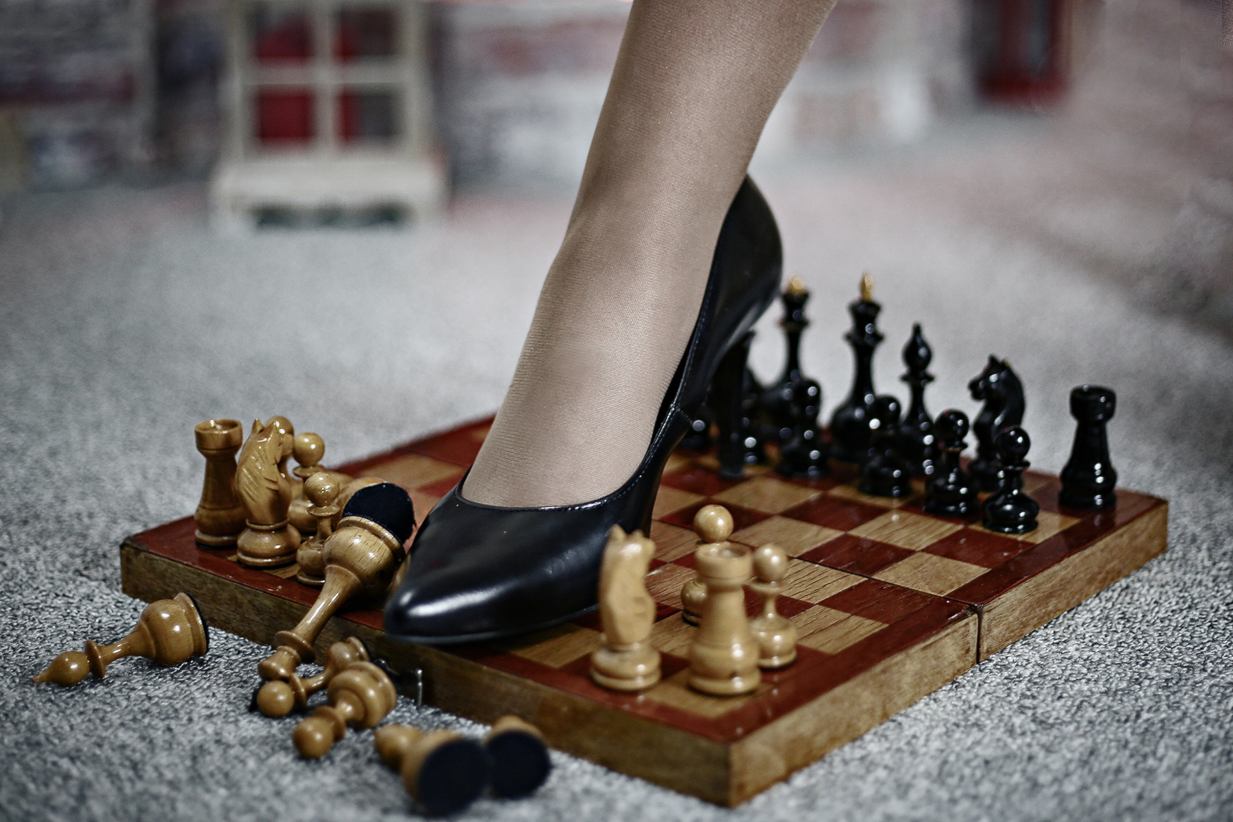 На шахматной доске поставили 5. Шах и мат в шахматах. Девушка на шахматной доске. Разбросанные шахматы. Шахматная доска на ножках.