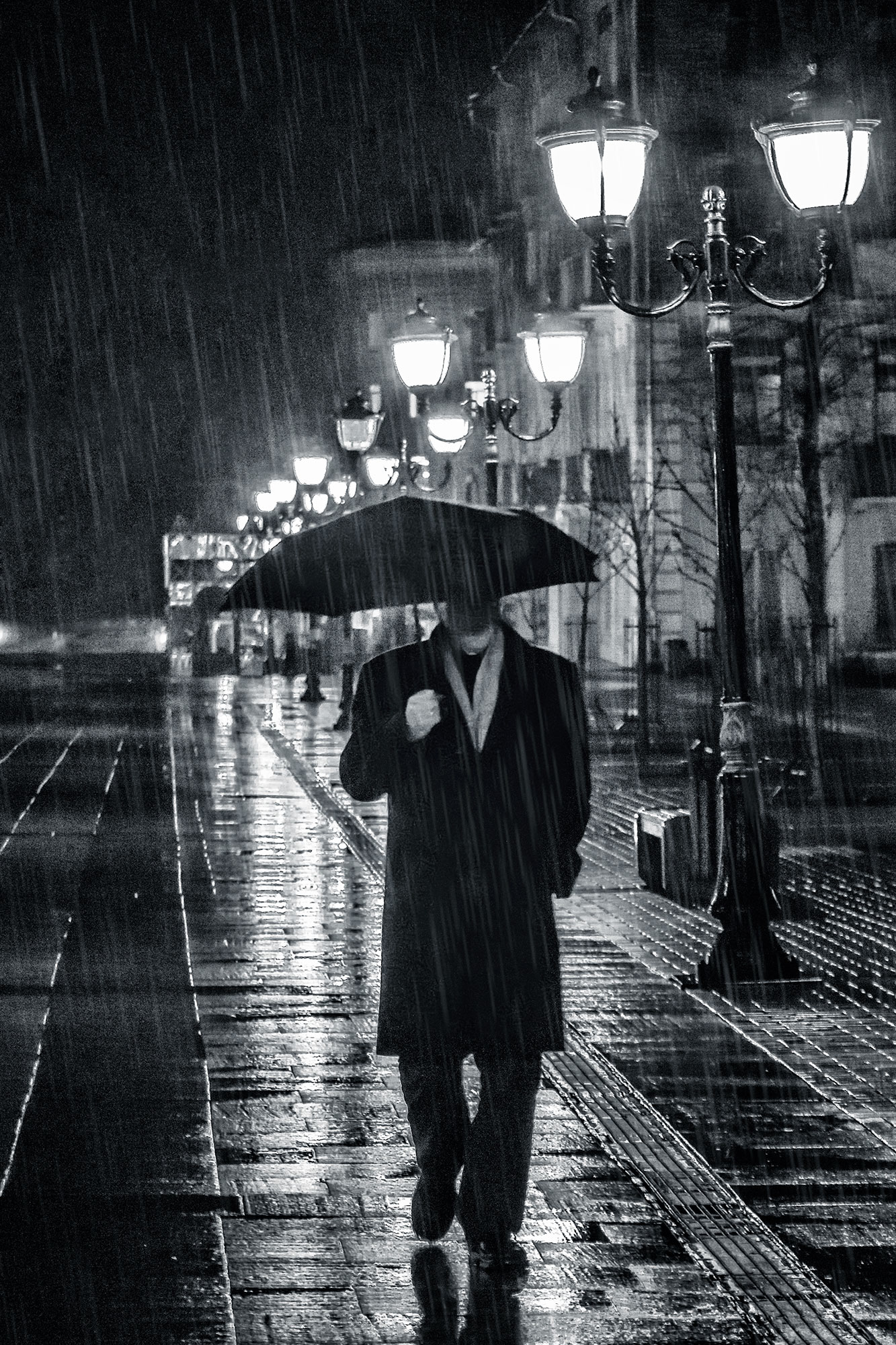 Можно часами бродить по. Человек под дождем. Человек дождя. Мужчина под дождем. Одинокий человек под дождем.