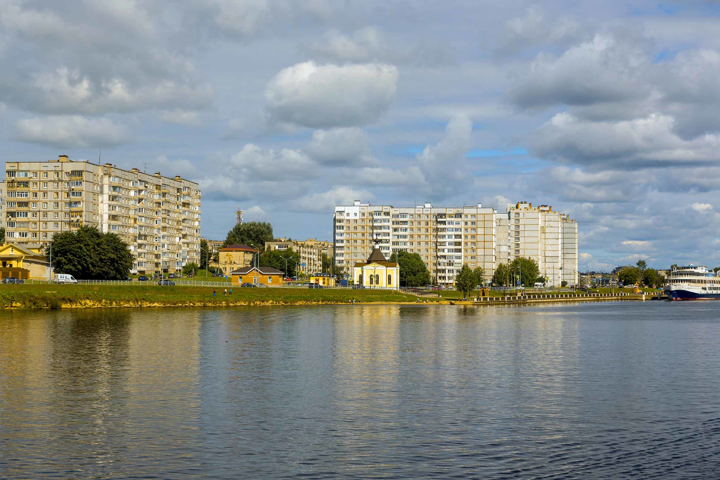 Какая река в череповце. Набережная Череповца Ягорба. Река Ягорба Череповец. Набережной реки Шексна Череповец. Ягорба река набережная.