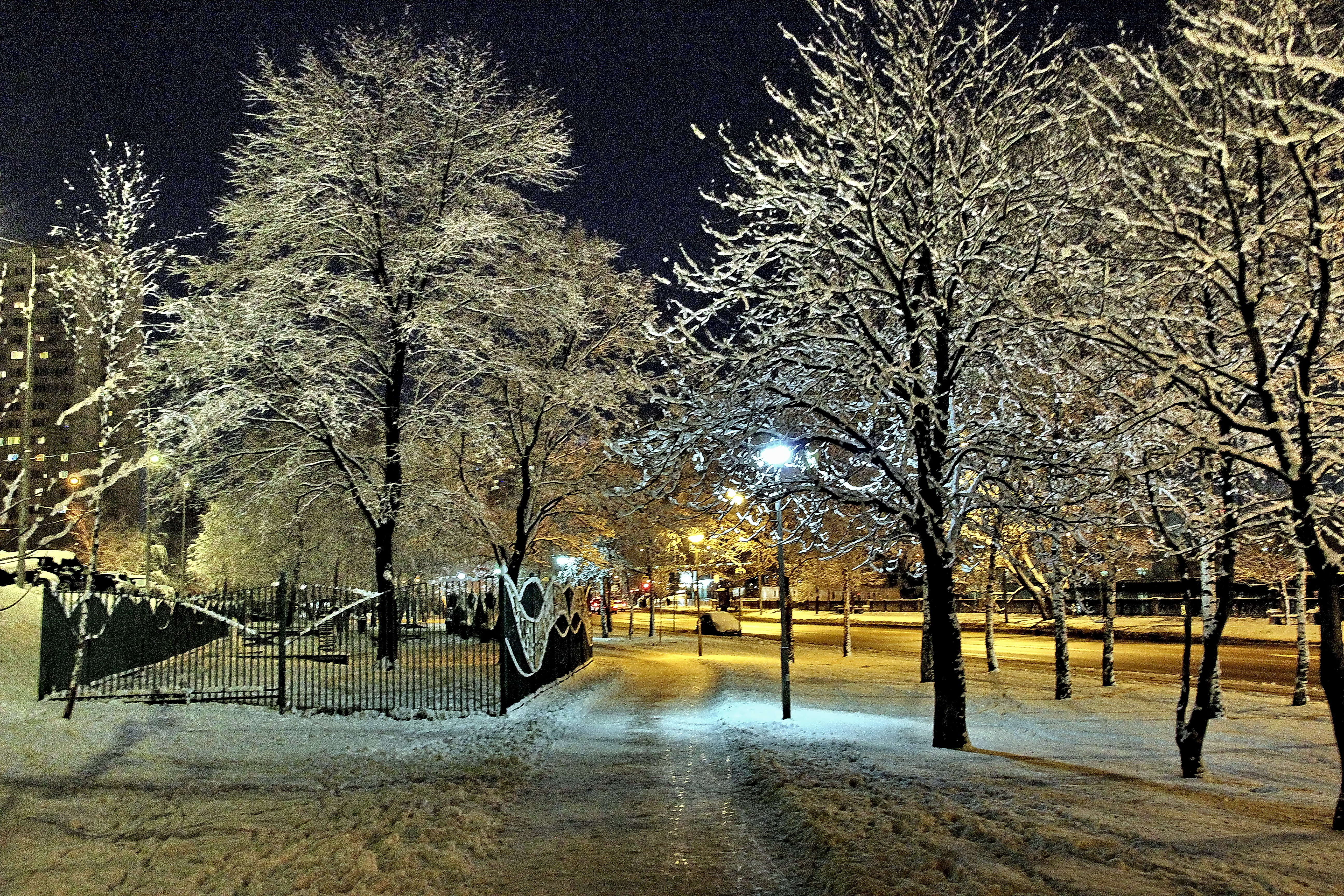 Город снег вечер. Зима в городе. Зимний парк. Зима вечер город. Зима. К вечеру.