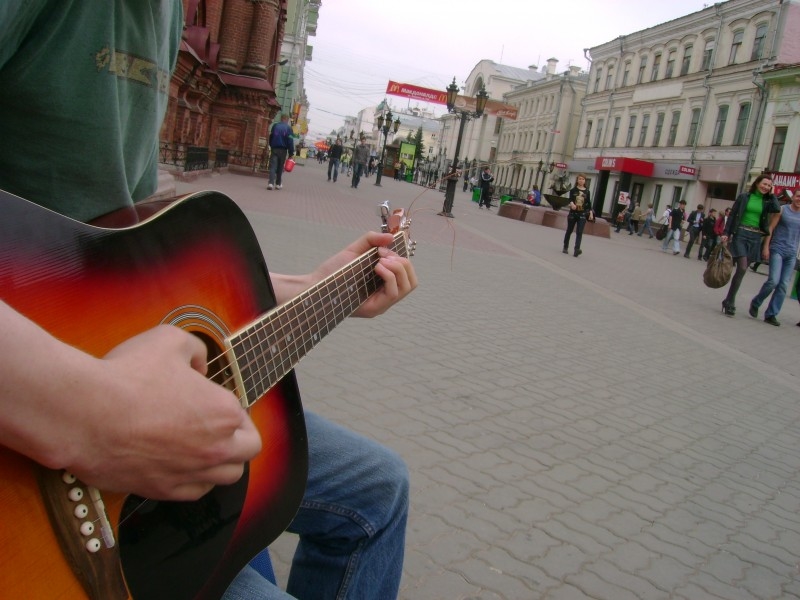 Выход музыканта. Уличный гитарист. Гитарист на улице. Электрогитара на улице. Гитара на улице.