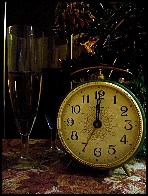 Часы декабрь 23. Новогодние куранты. Часы бьют полночь. Часы двенадцать бьют. Новый год бой часов.