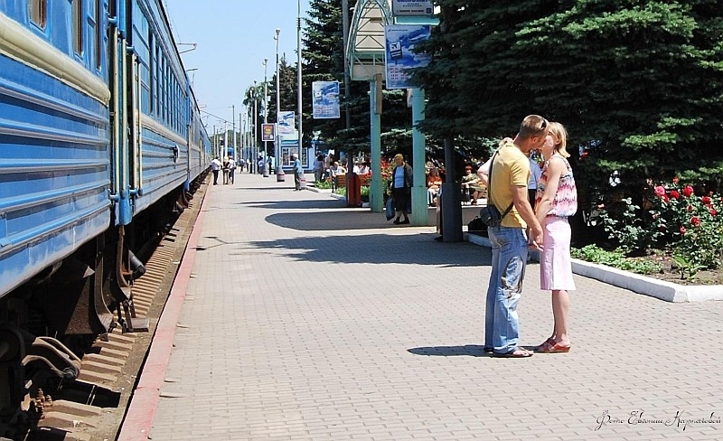 Встречу на вокзале. Встреча на перроне. Провожающие на вокзале. Встречать на вокзале. Поезд встреча любовь.