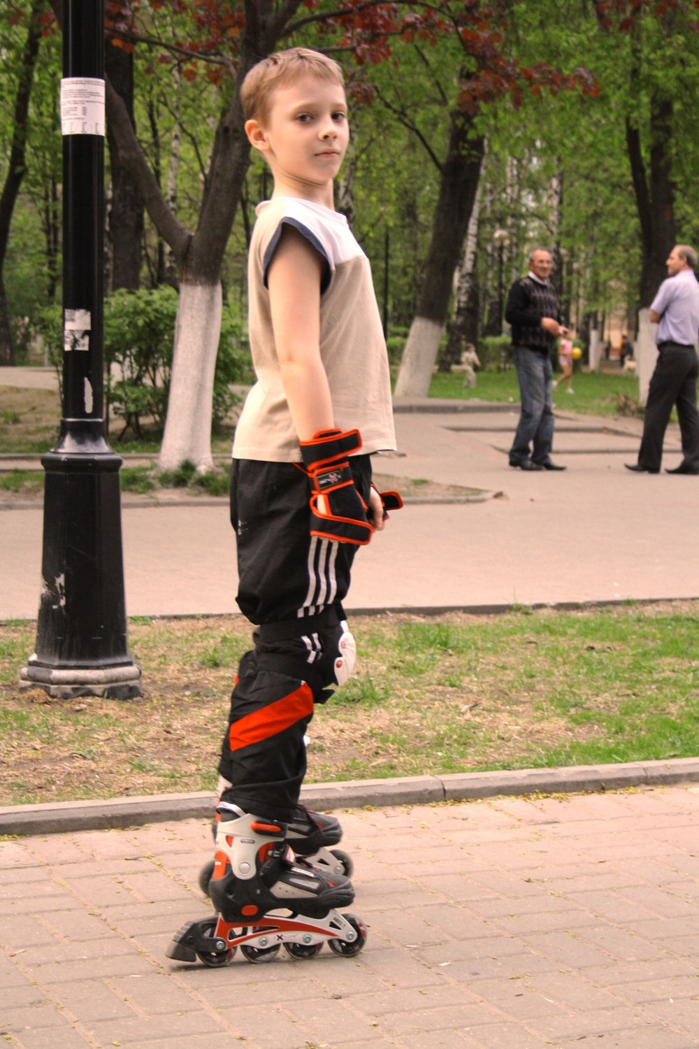 Двое учеников стоя на роликовых коньках держаться. Роликовые коньки oxelo fit 5. Кимы по физике. Клип где девушка едет на роликах. Ролики едет боком на кроссовки.