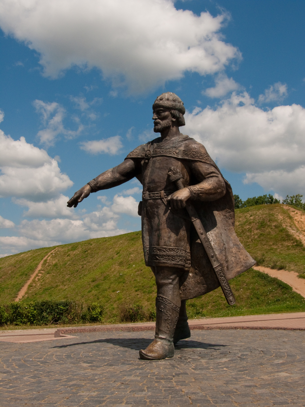 Скульптор церковников википедия. Памятник Долгорукому в Дмитрове. Дмитров памятник Юрию Долгорукому Дмитров. Статуя Юрия Долгорукого в Дмитрове.