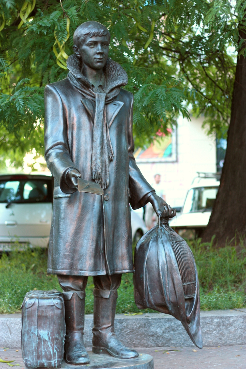 Лариосик. Лариосик белая гвардия. Памятник Лариосику в Житомире. Бронзовый памятник. Бронза памятник.