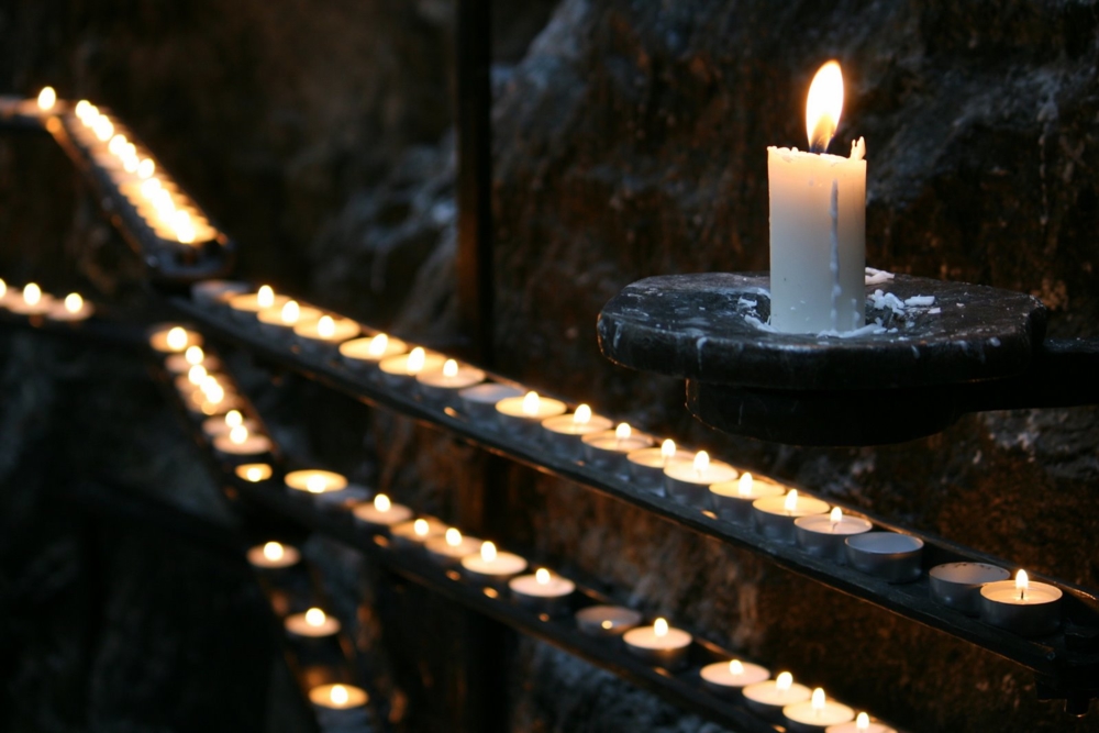 Одиноко свечи горят. Одинокая свеча. Свеча одиночества. Фото одинокой свечи. Подсвечник в церкви.