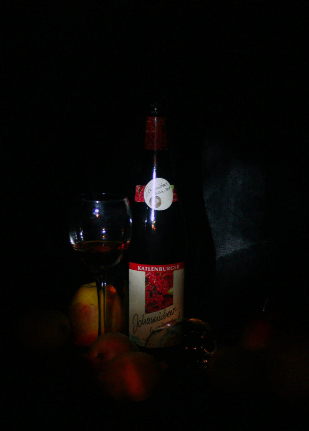 алкогольный ночью. вечер с пивом. бренды алкогольных напитков. выпивка эстетика. энергетика ночью.