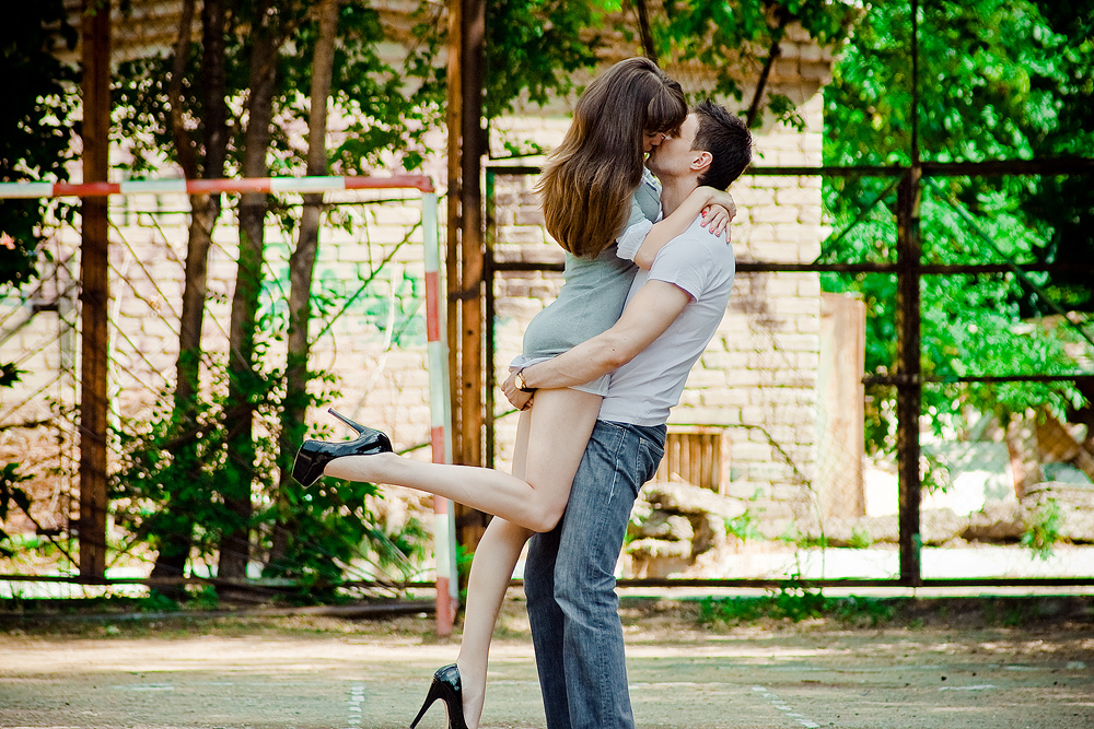 Парень целуется на улице. Встреча парня и девушки. Поцелуй на улице. Парень встретил девушку. Поцелуй после разлуки.