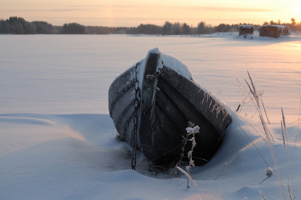 Лодка зимой на воде