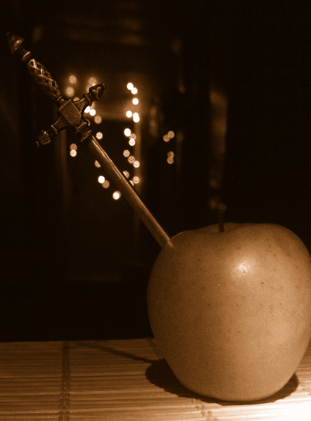 Царское яблоко. Королевское яблоко. Яблоко в царские времена. Студия яблоко Электросталь. Яблоко фото направленный свет композиция.