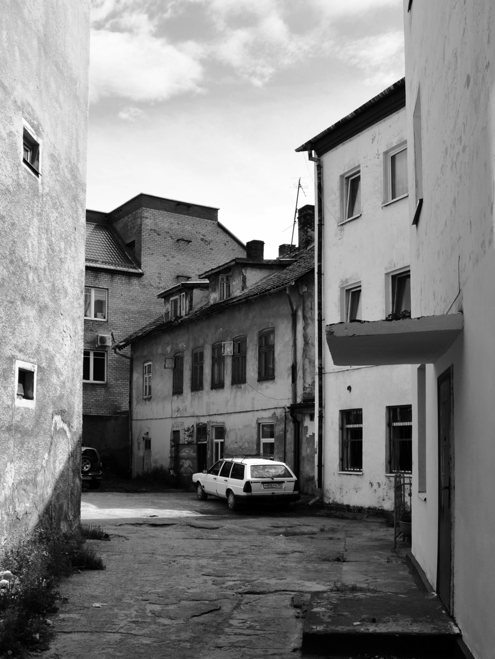 Фото старых дворов. Старый двор буй. Среди домов. Старый дворик. Старый двор картинки.